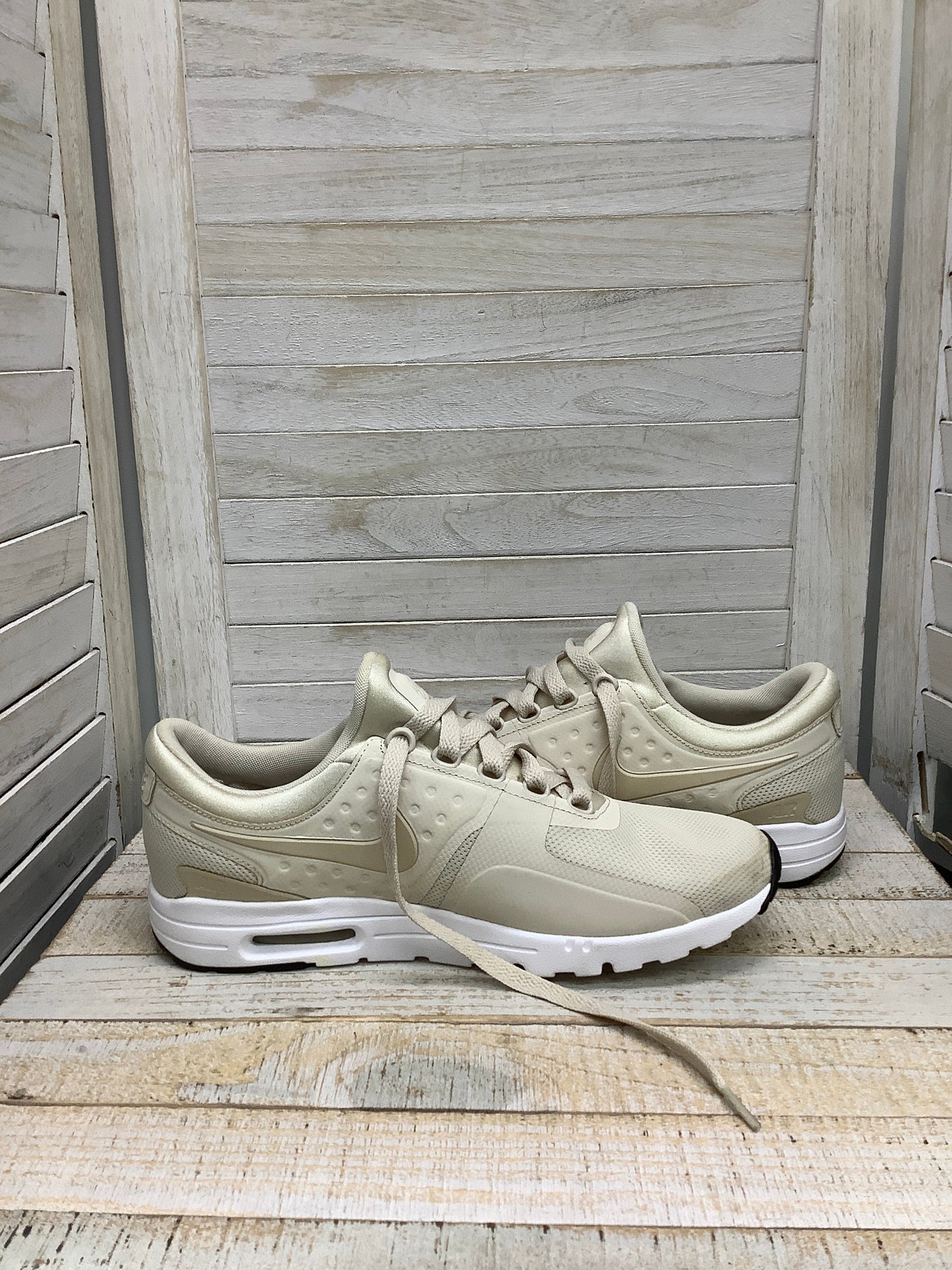 Shoes Athletic By Nike In Cream, Size: 9