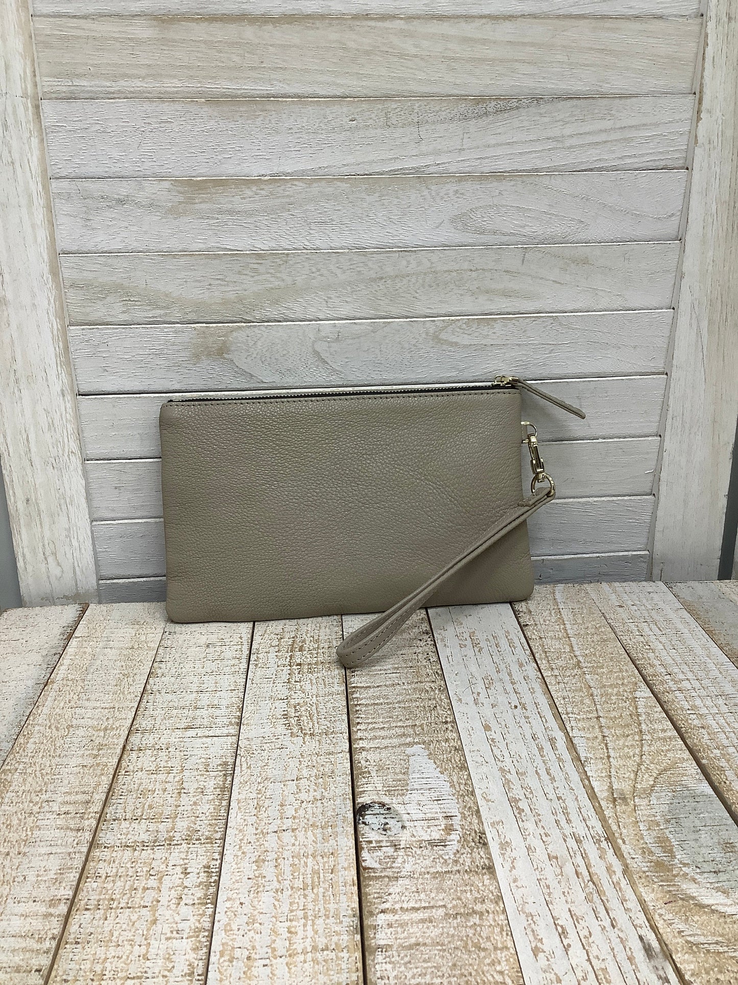 Wristlet Leather By Clothes Mentor, Size: Medium