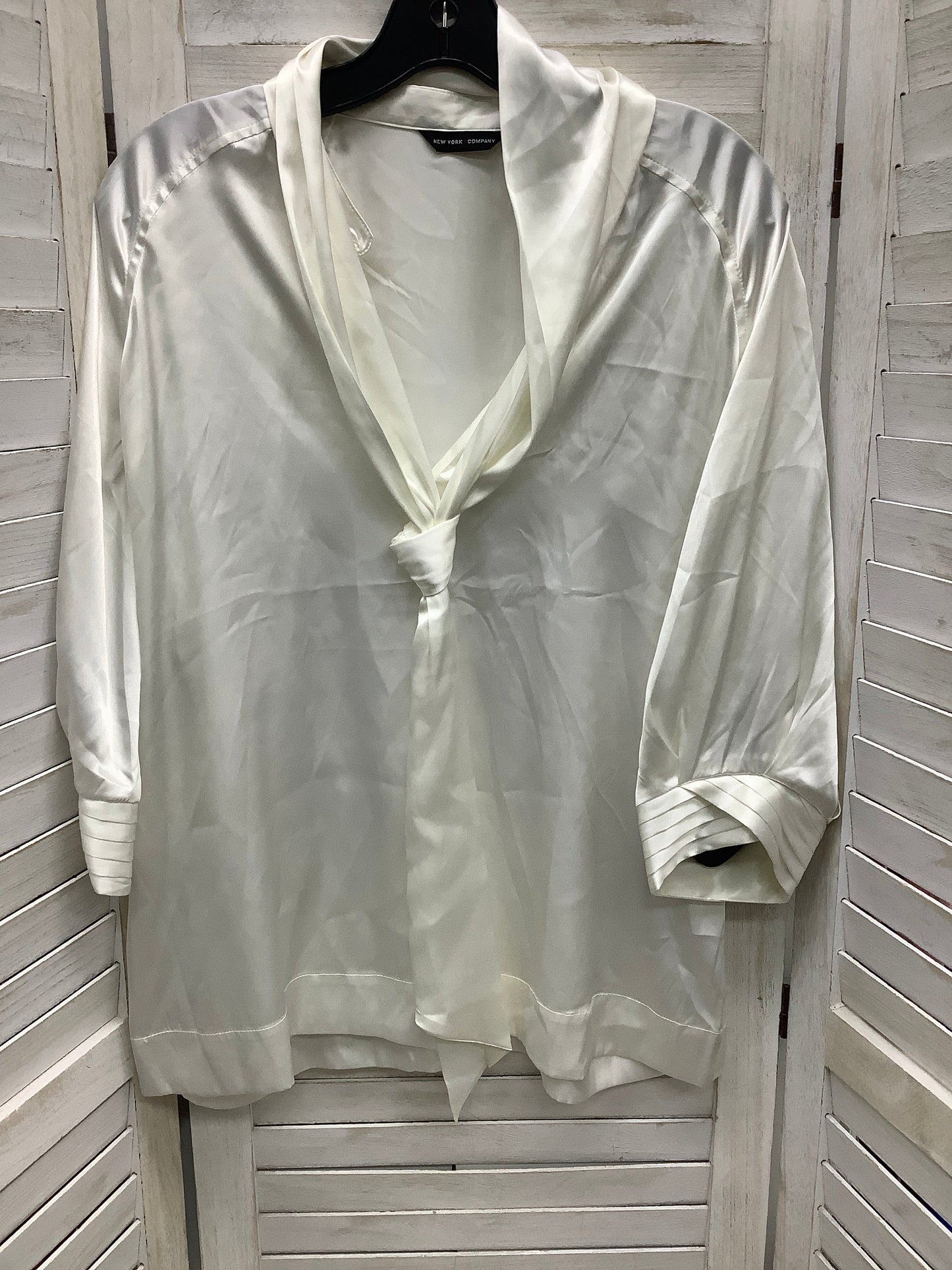 White Top 3/4 Sleeve New York And Co, Size L
