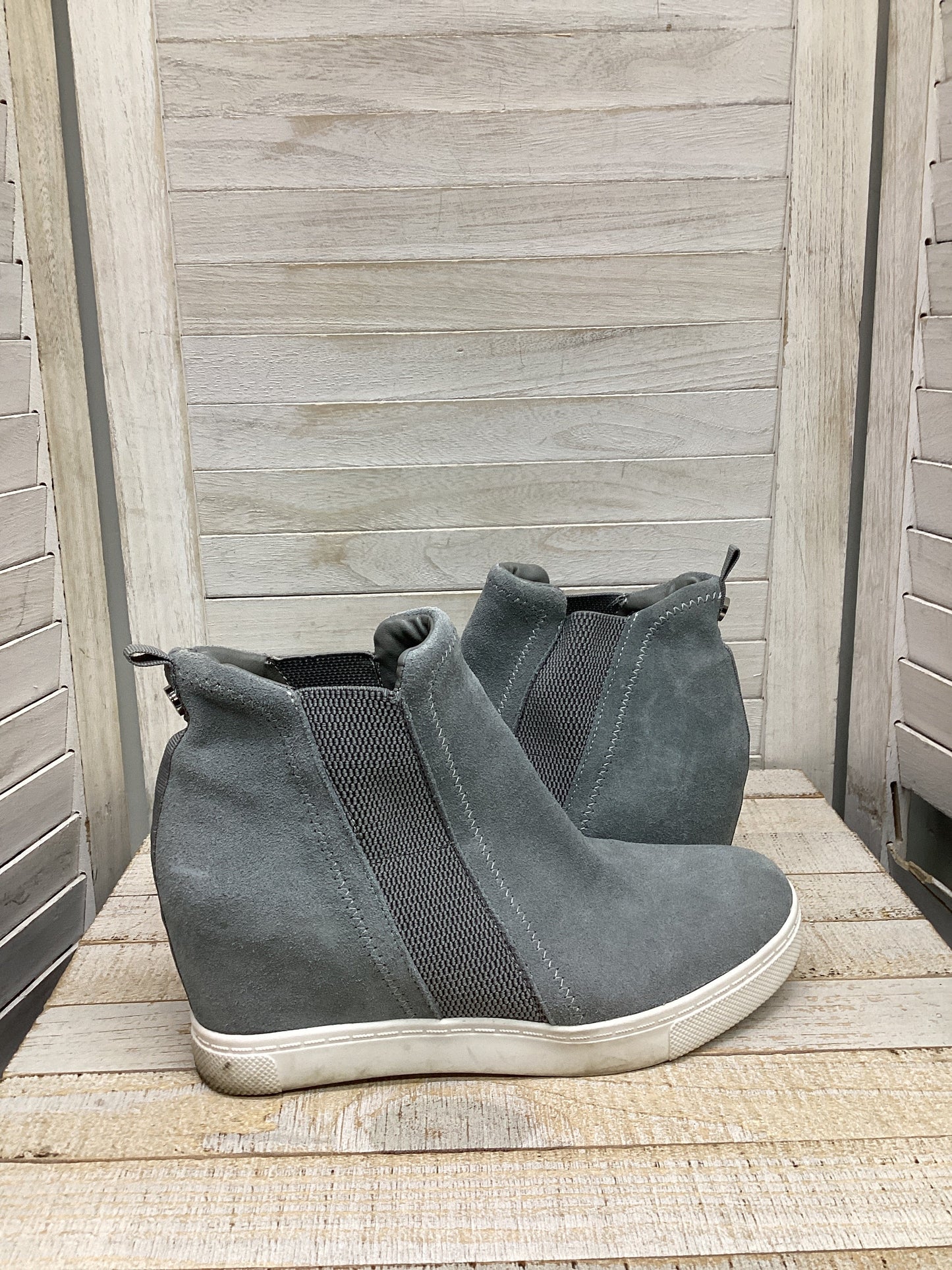 Shoes Sneakers By Steve Madden In Grey & White, Size: 9.5