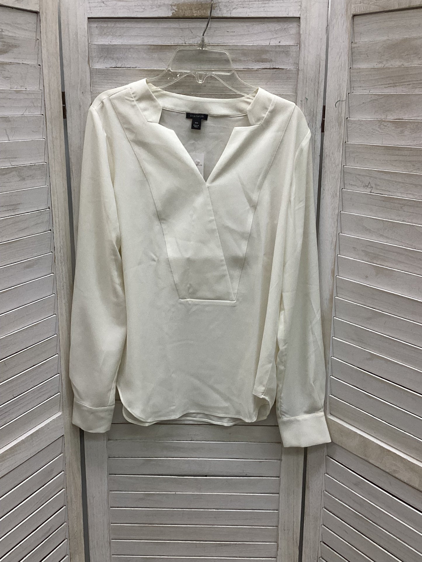 Top Long Sleeve By Ann Taylor In White, Size: Xxs