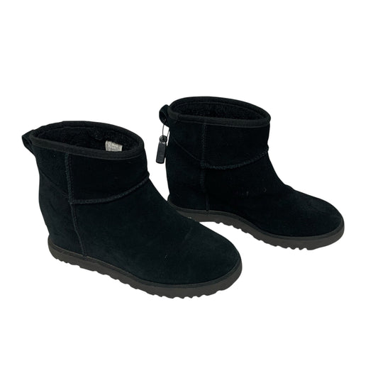 Boots Designer By Ugg In Black, Size: 8