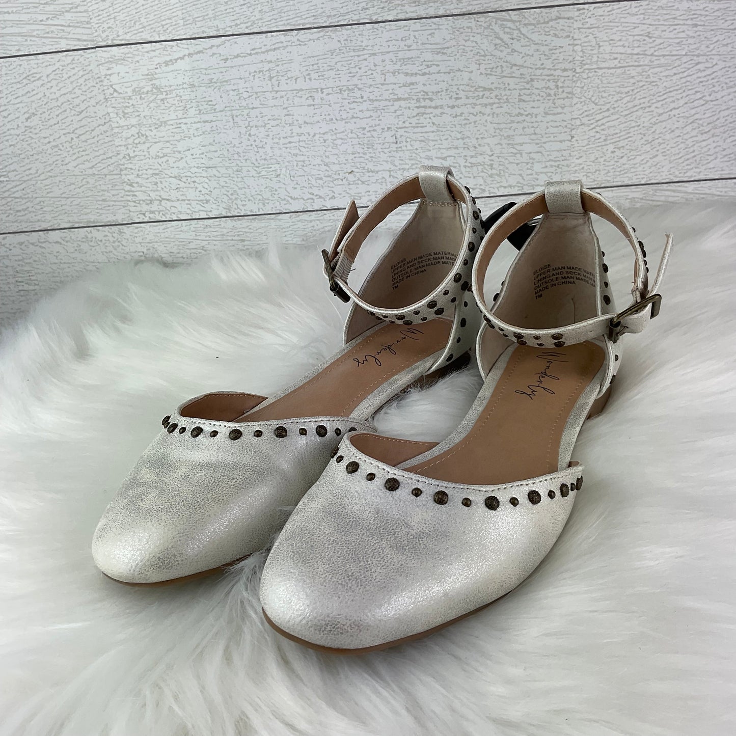 Shoes Flats By Wonderly In Grey, Size: 7