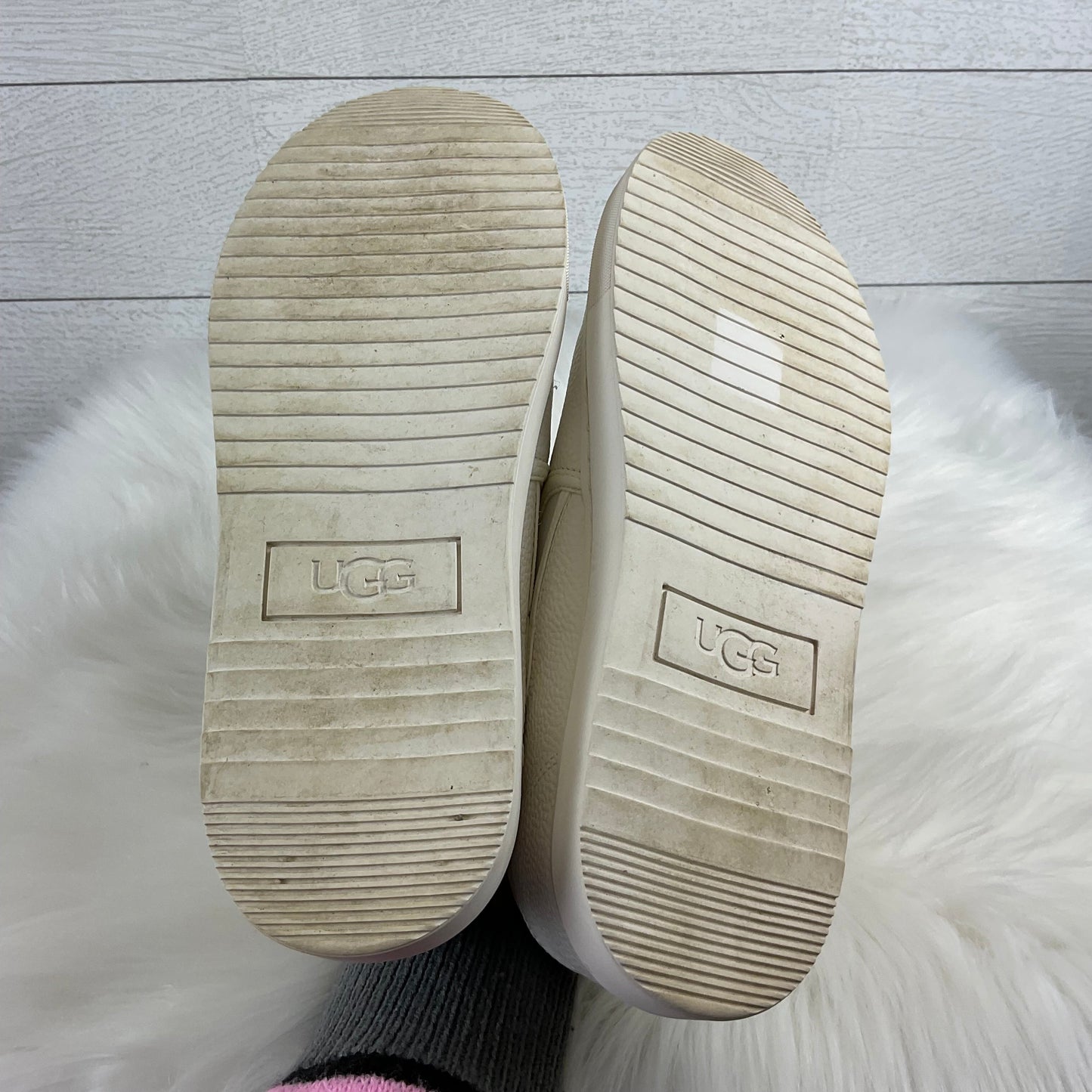 Shoes Designer By Ugg In White, Size: 9