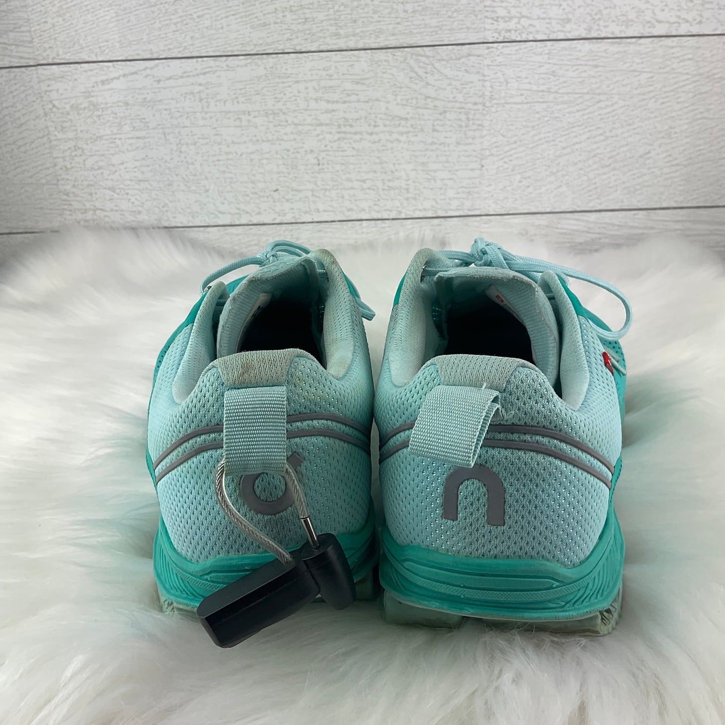 Shoes Athletic By Clothes Mentor In Teal, Size: 8.5