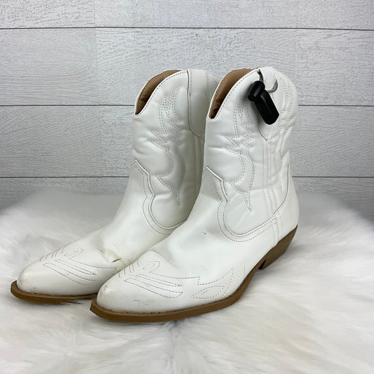 Boots Ankle Heels By Soda In White, Size: 10