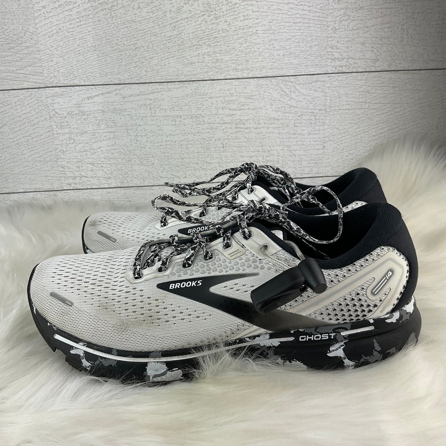 White Shoes Athletic Brooks, Size 9.5