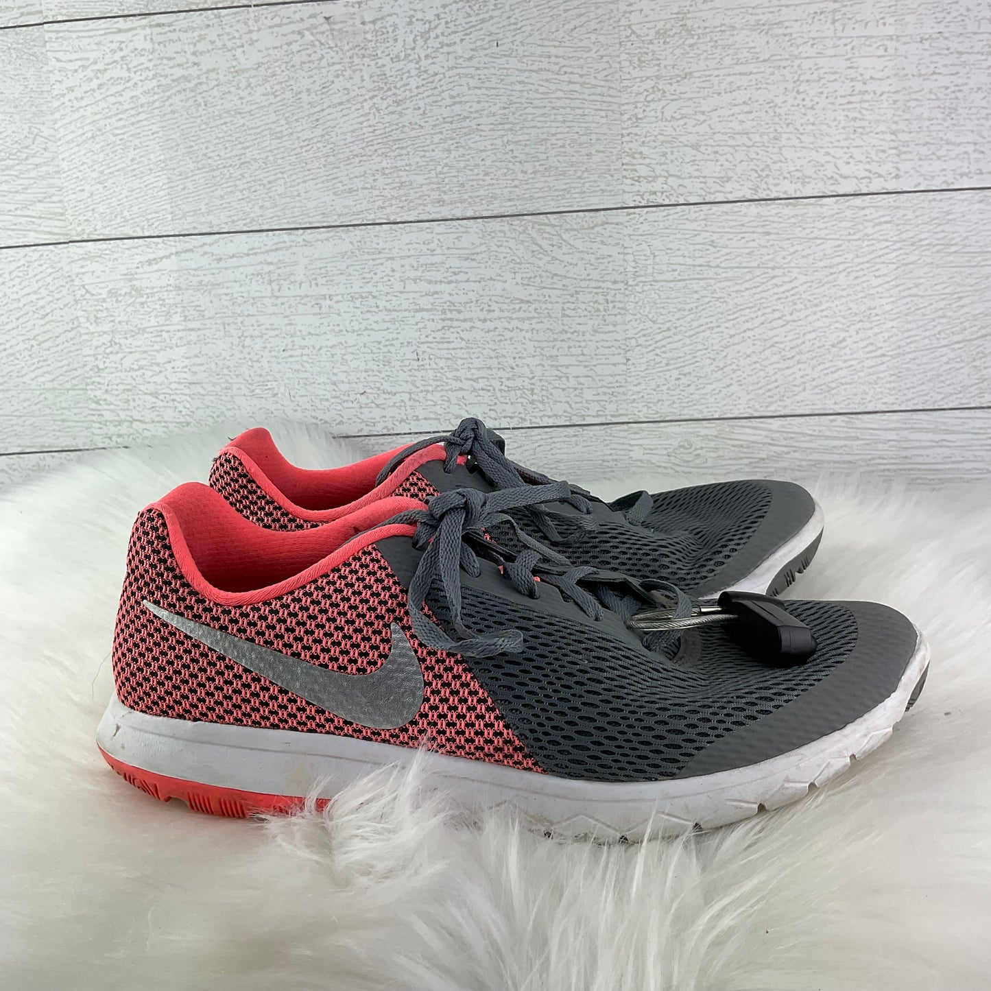 Shoes Athletic By Nike In Grey & Pink, Size: 9