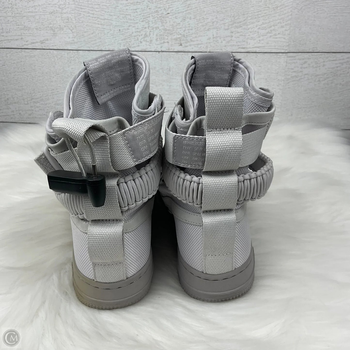 Shoes Sneakers By Nike In Grey, Size: 7