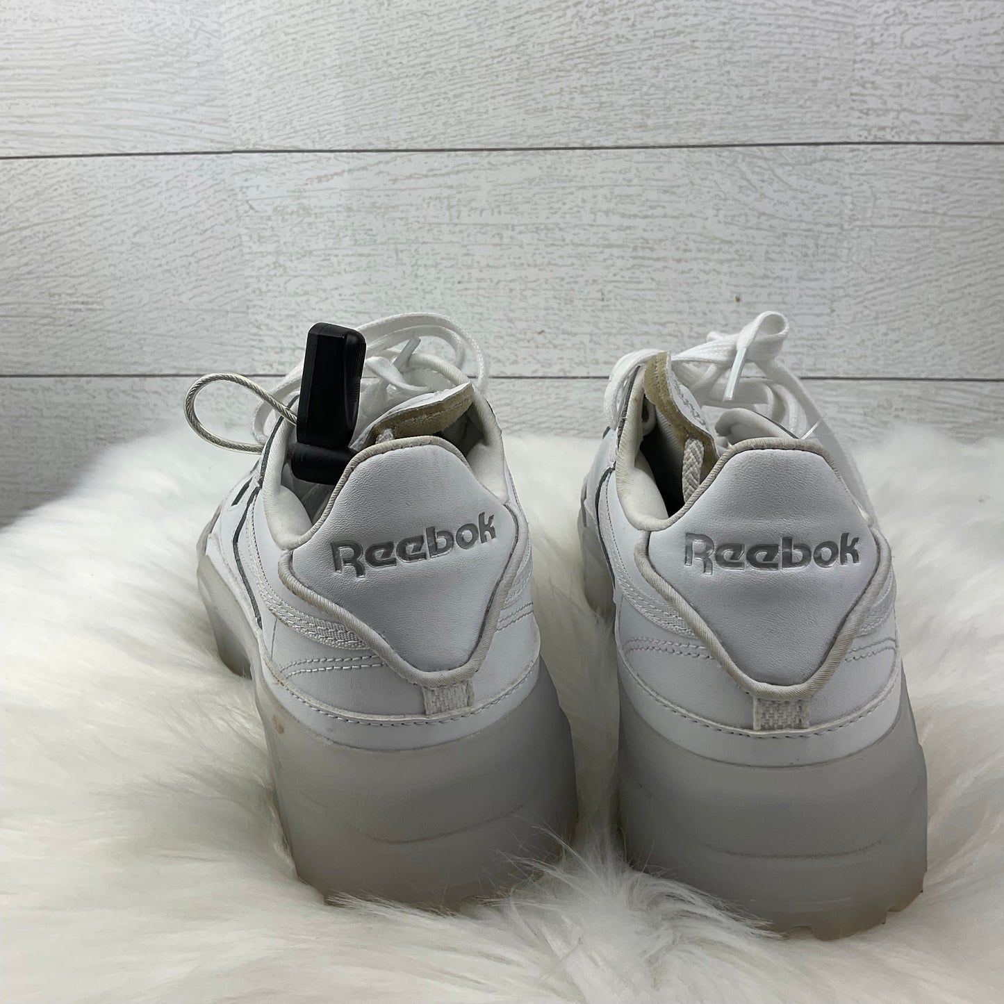 Shoes Sneakers By Reebok In White, Size: 9