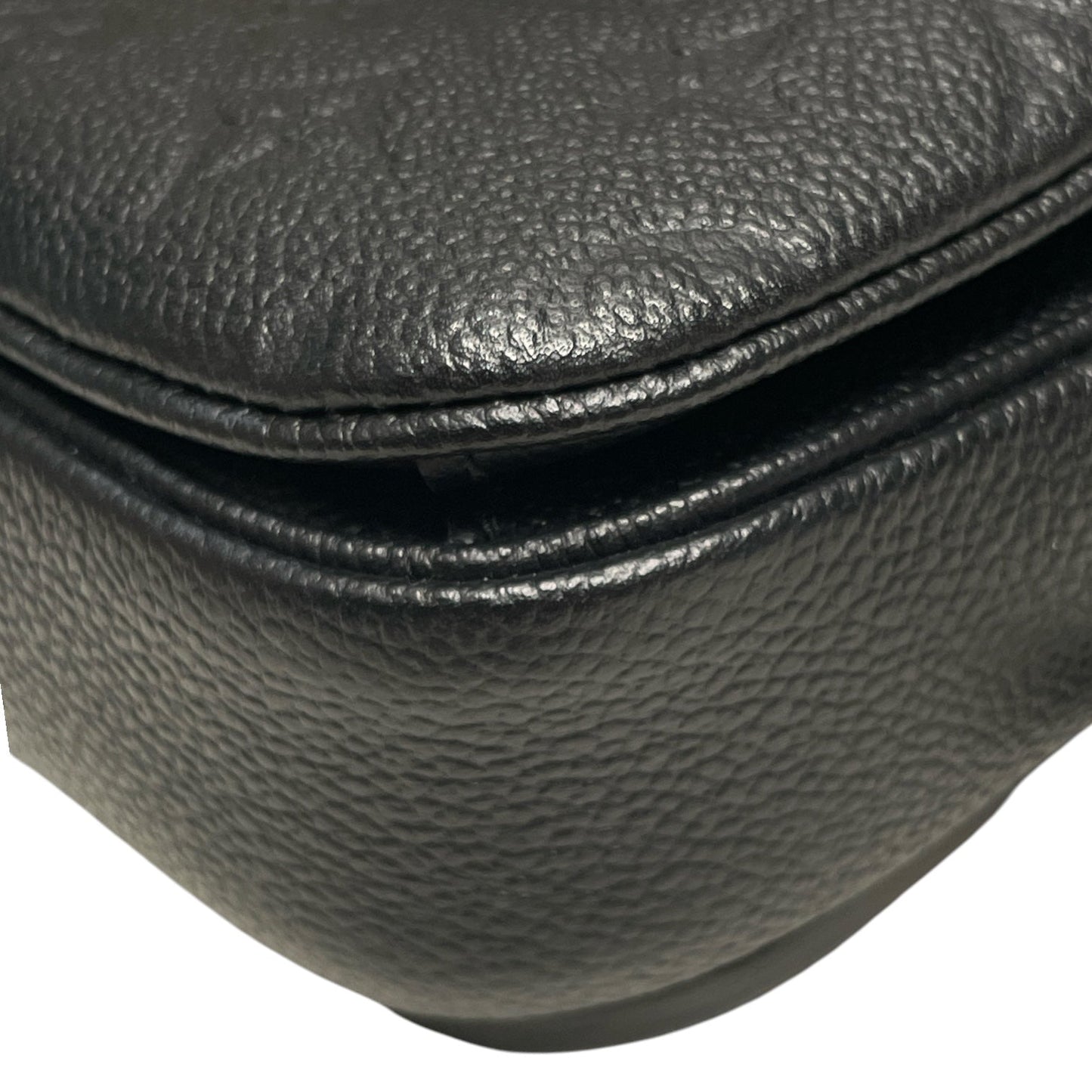 Crossbody Luxury Designer By Louis Vuitton, Size: Medium