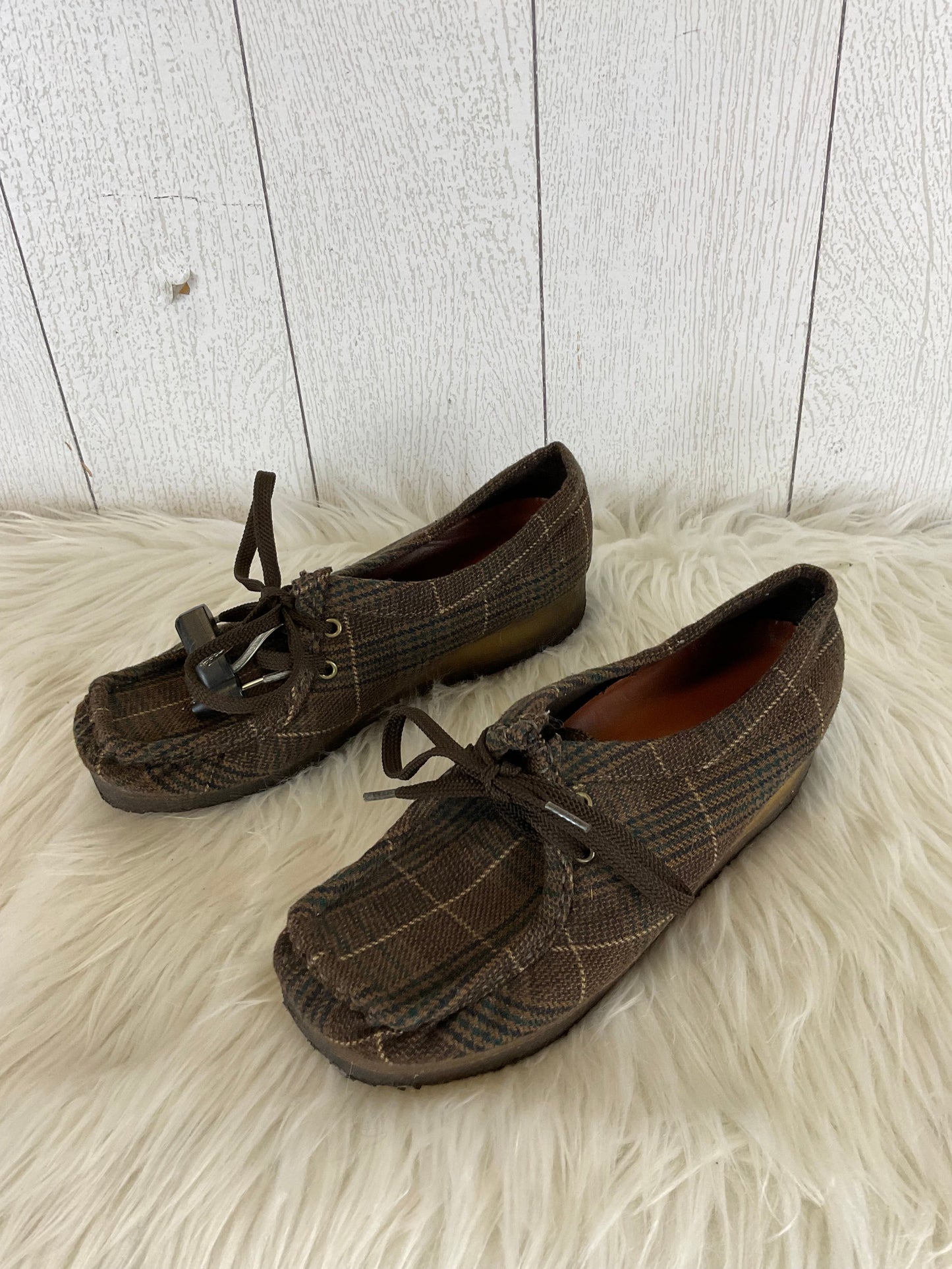 Shoes Flats By Clarks In Brown, Size: 6.5