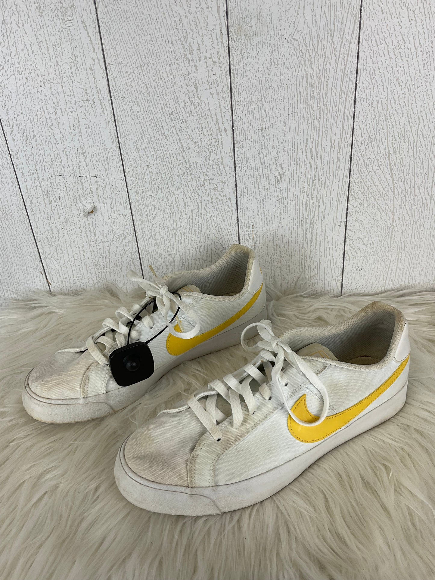 Shoes Sneakers By Nike In White, Size: 11