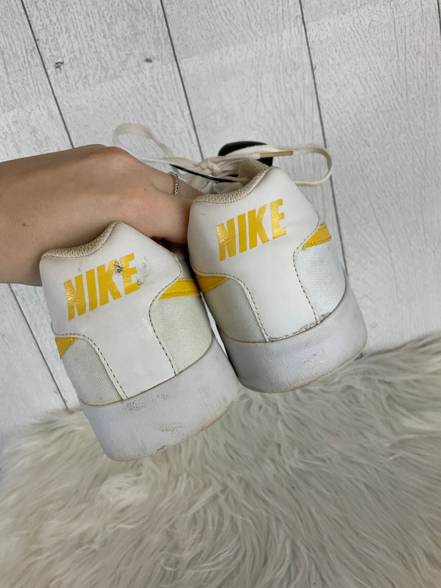 Shoes Sneakers By Nike In White, Size: 11