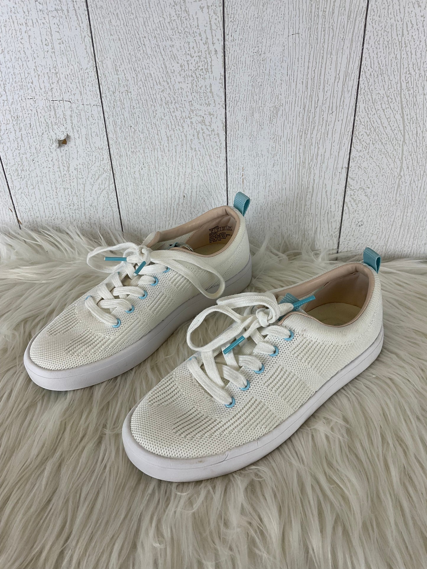 Shoes Sneakers By Clothes Mentor In White, Size: 6