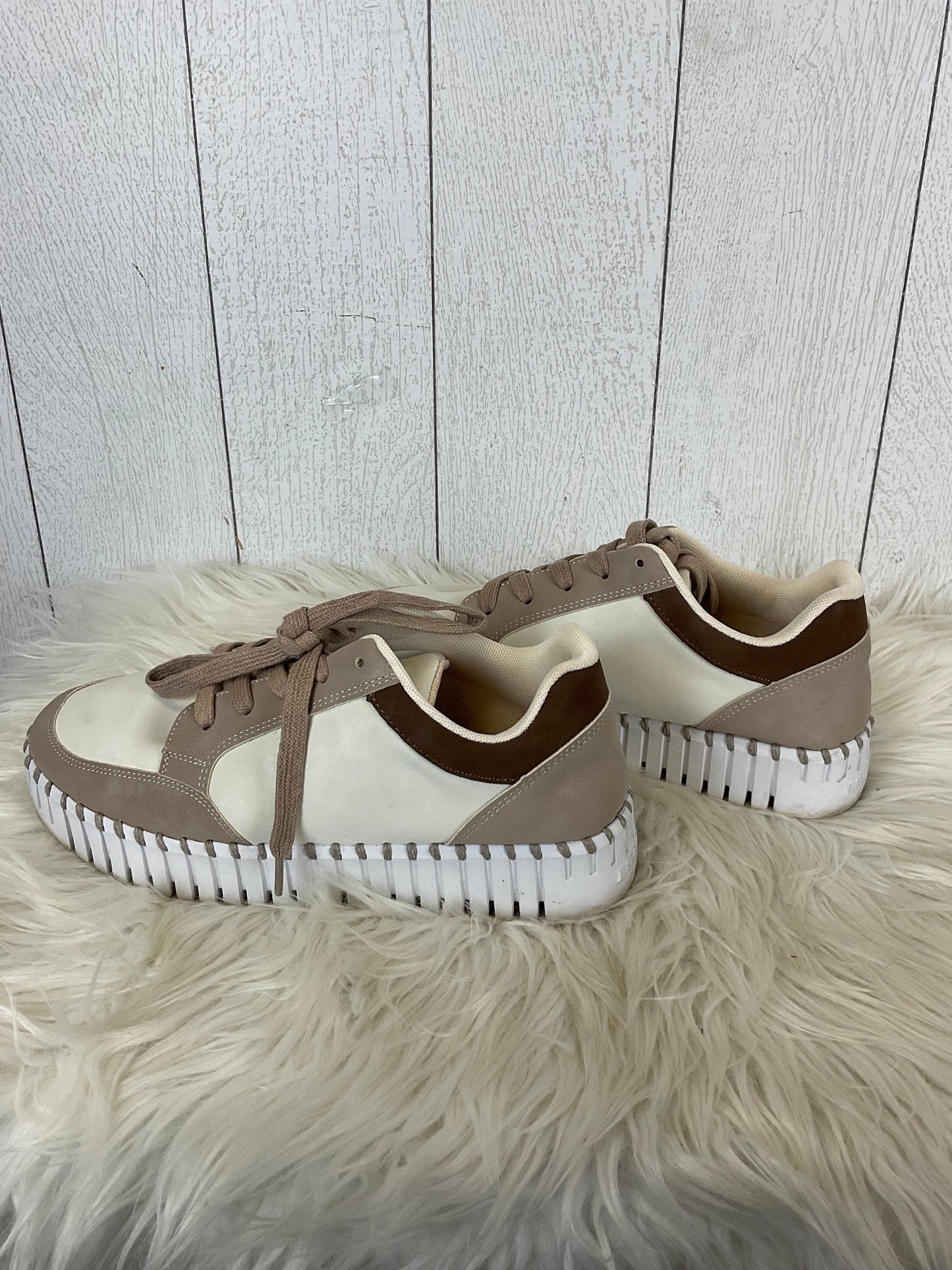 Shoes Sneakers By Clothes Mentor In Cream, Size: 9