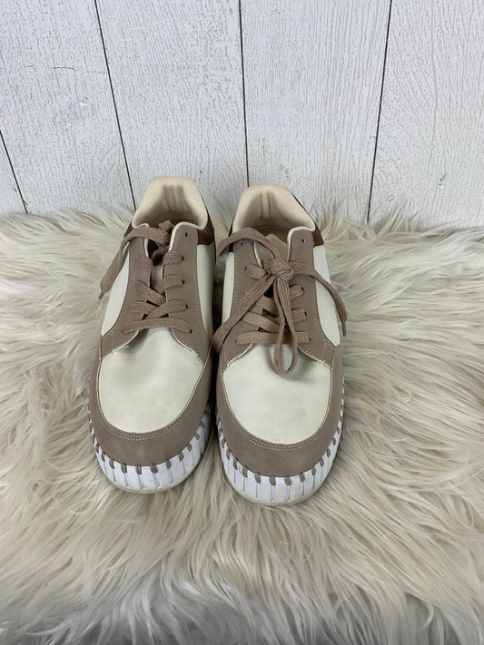 Shoes Sneakers By Clothes Mentor In Cream, Size: 9