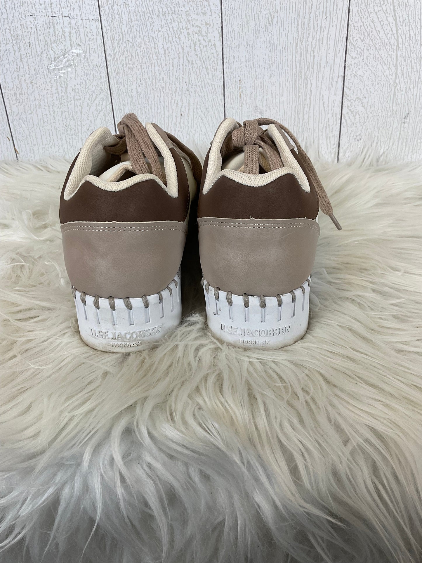 Shoes Sneakers By Clothes Mentor In Cream, Size: 9