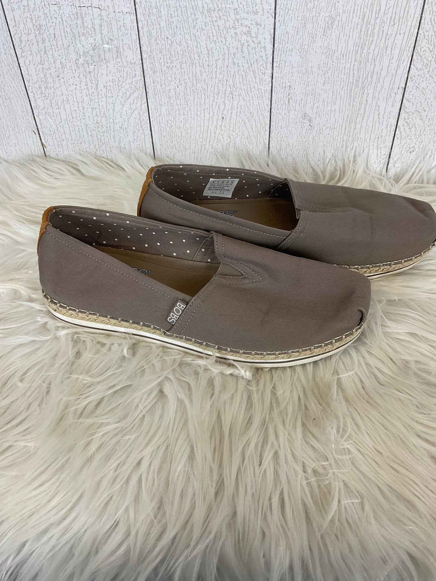 Shoes Flats By Bobs In Tan, Size: 9