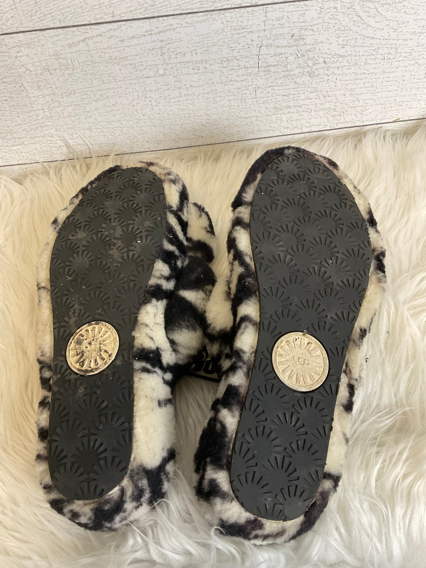 Sandals Designer By Ugg In Black & Cream, Size: 9