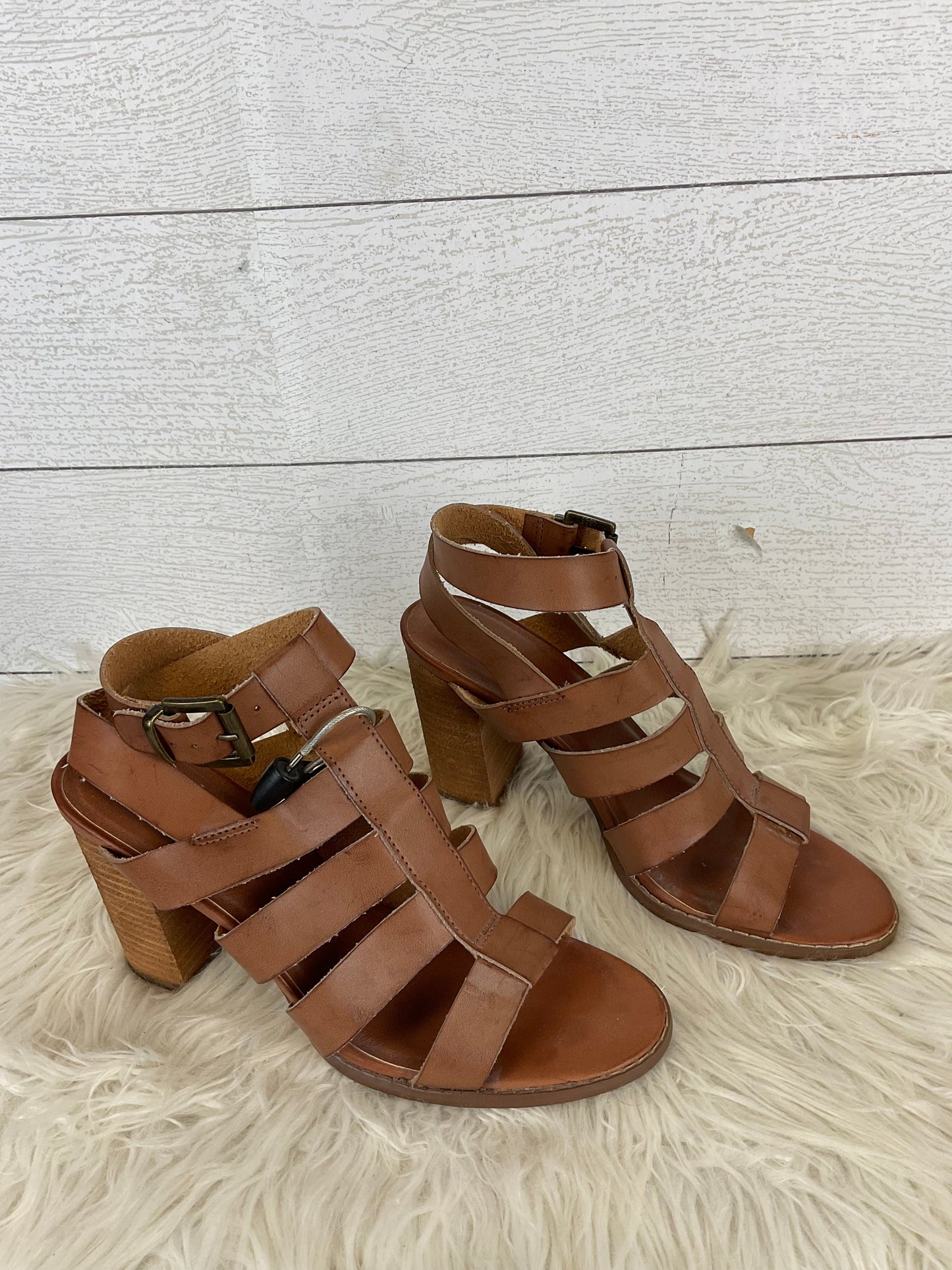 Shoes Heels Block By Urban Outfitters  Size: 9