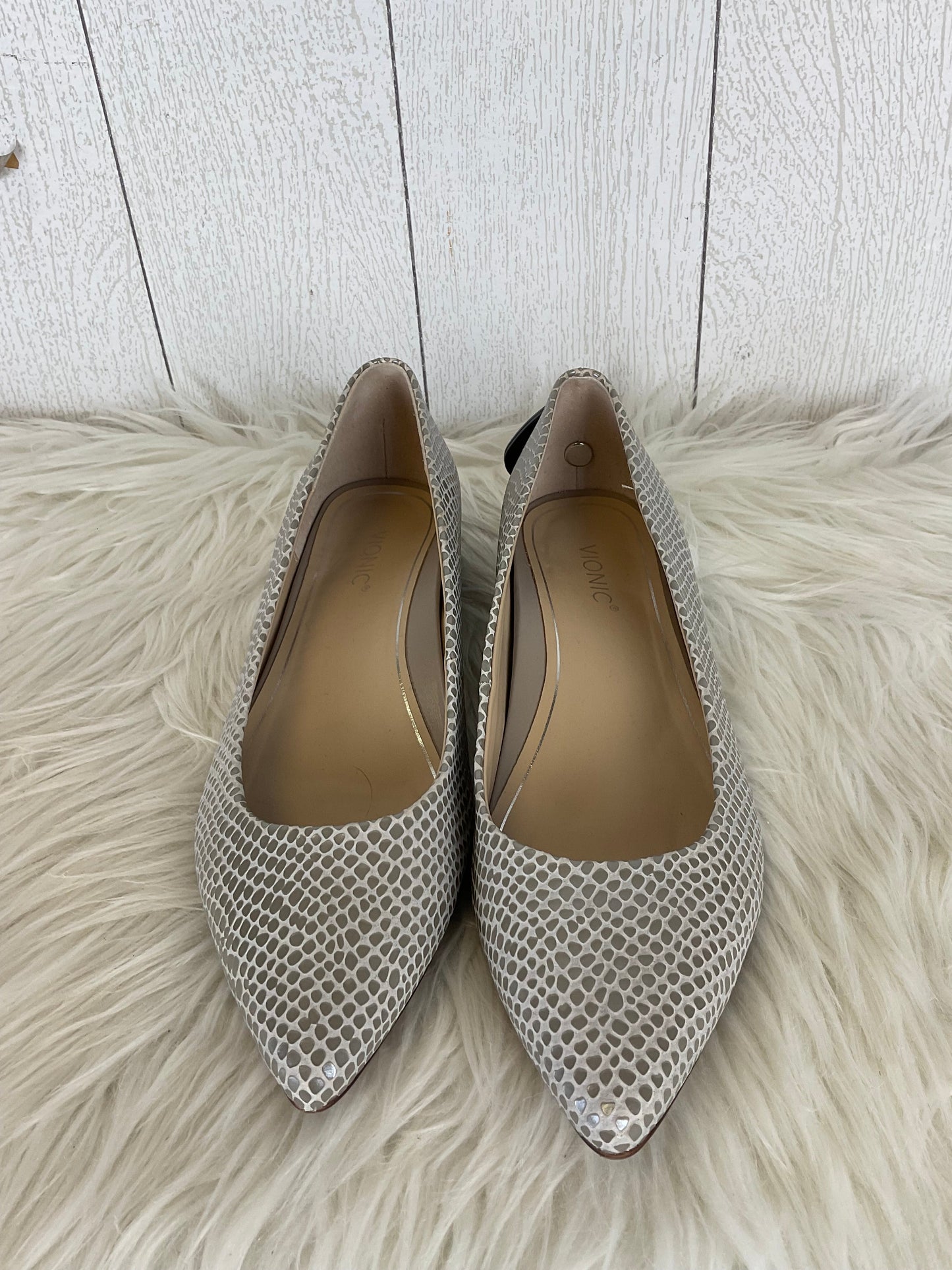 Shoes Flats By Vionic In Silver, Size: 8