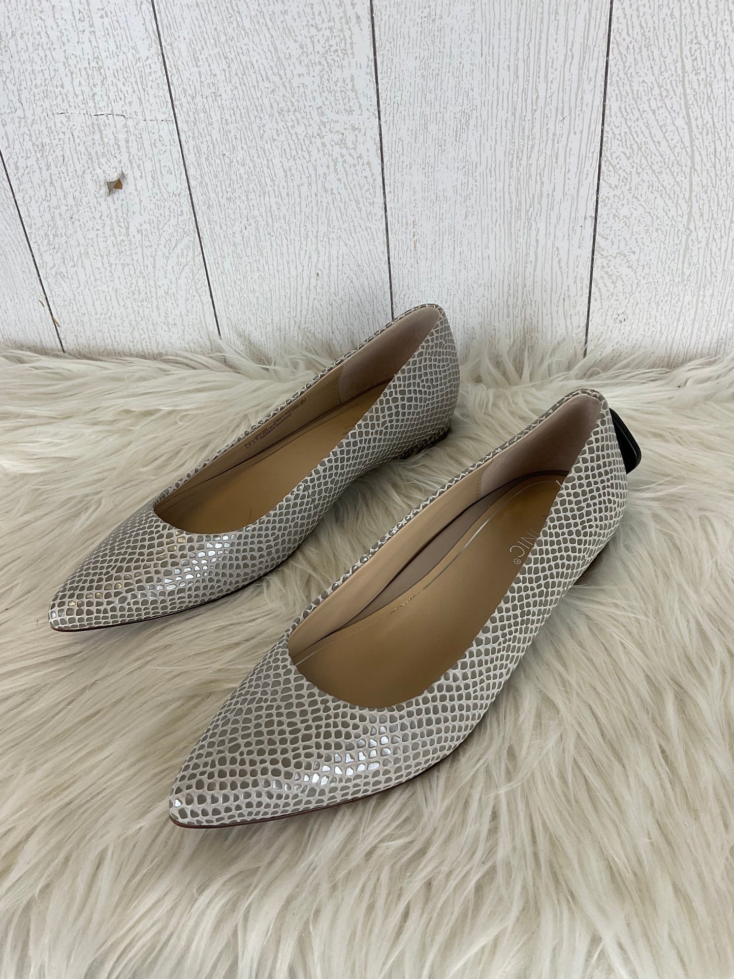 Shoes Flats By Vionic In Silver, Size: 8