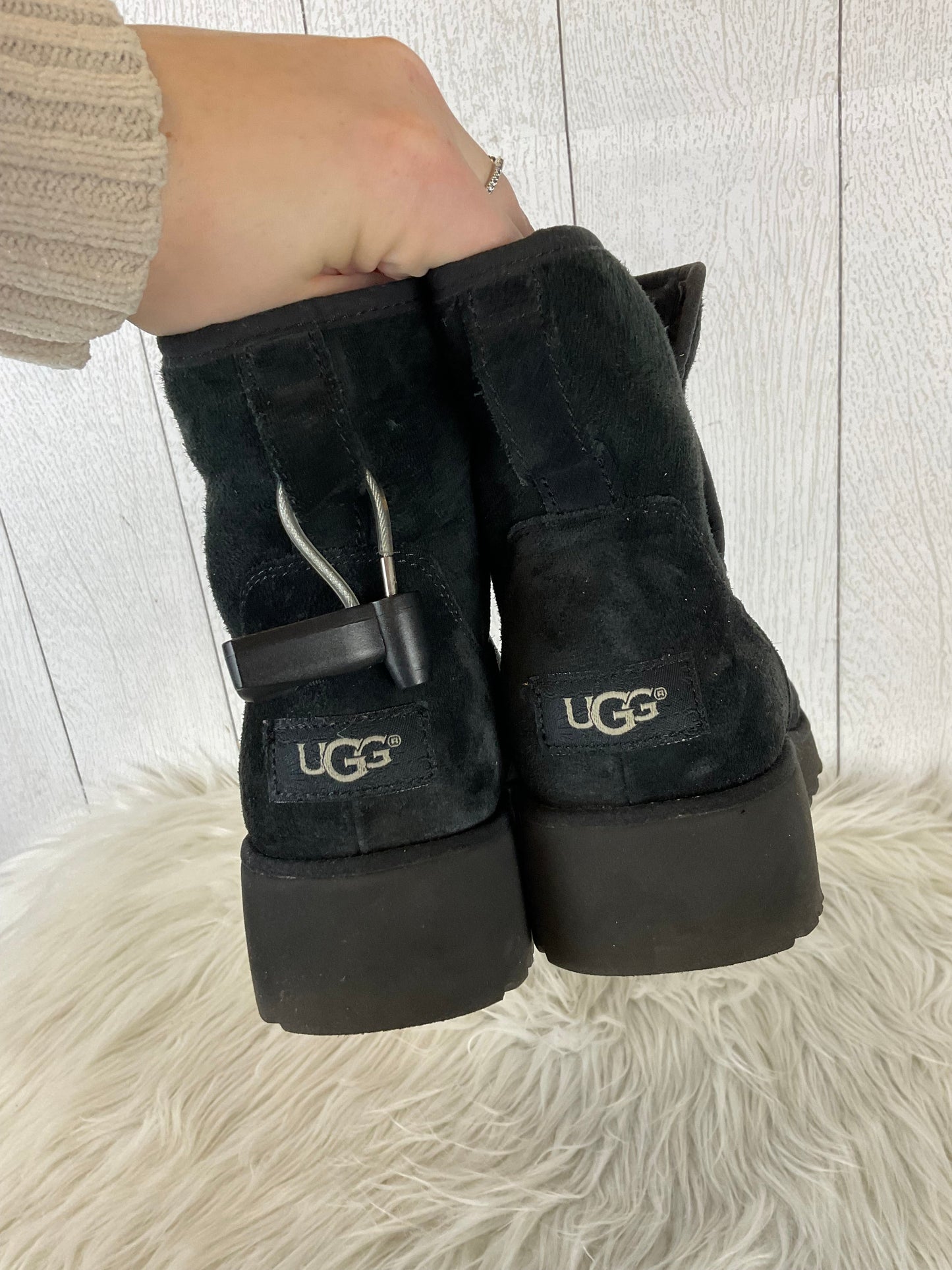 Boots Designer By Ugg In Black, Size: 7