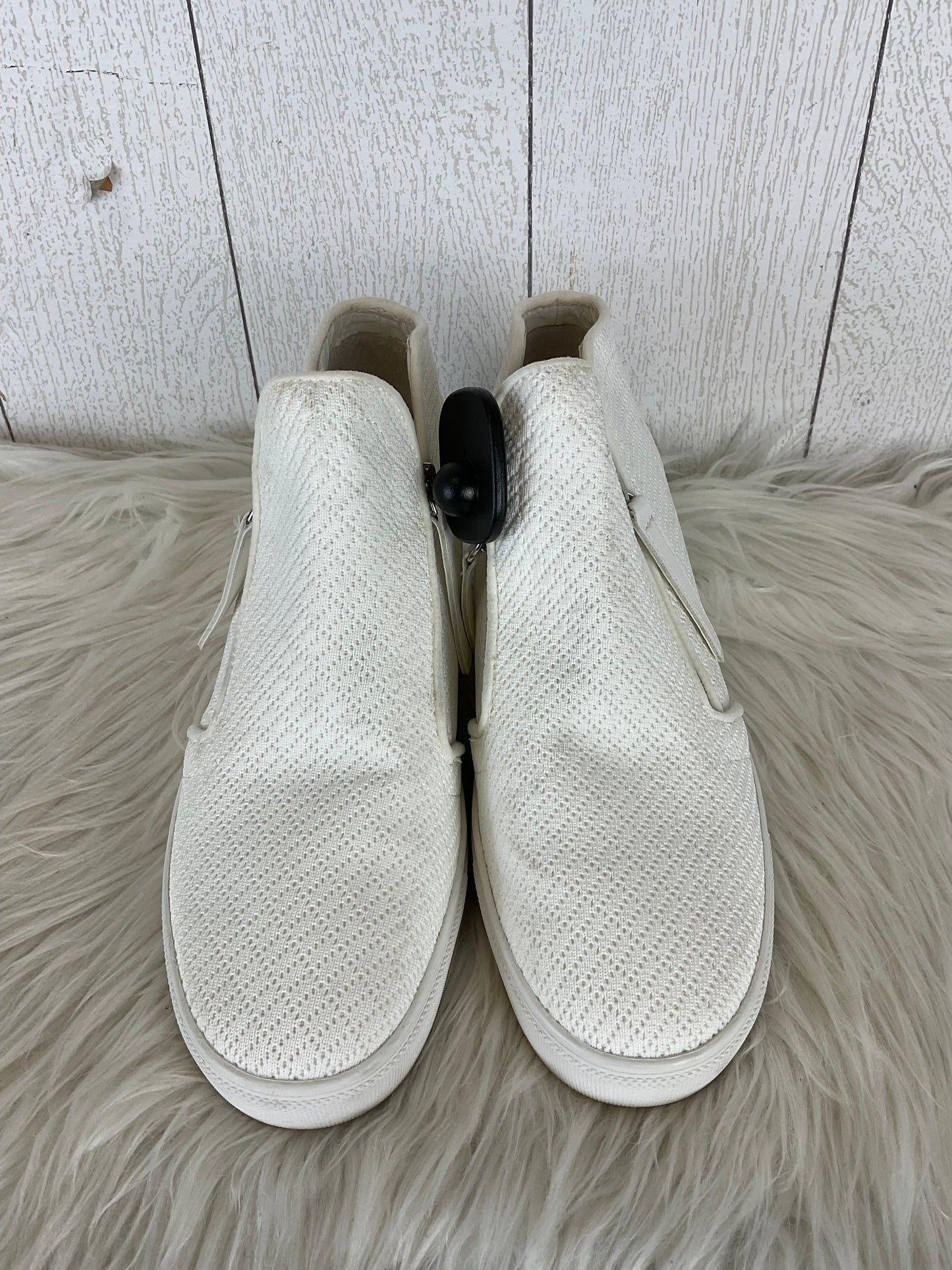 Shoes Sneakers By Steve Madden In White, Size: 9