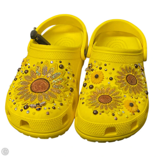 Shoes Flats By Crocs In Yellow, Size: 8