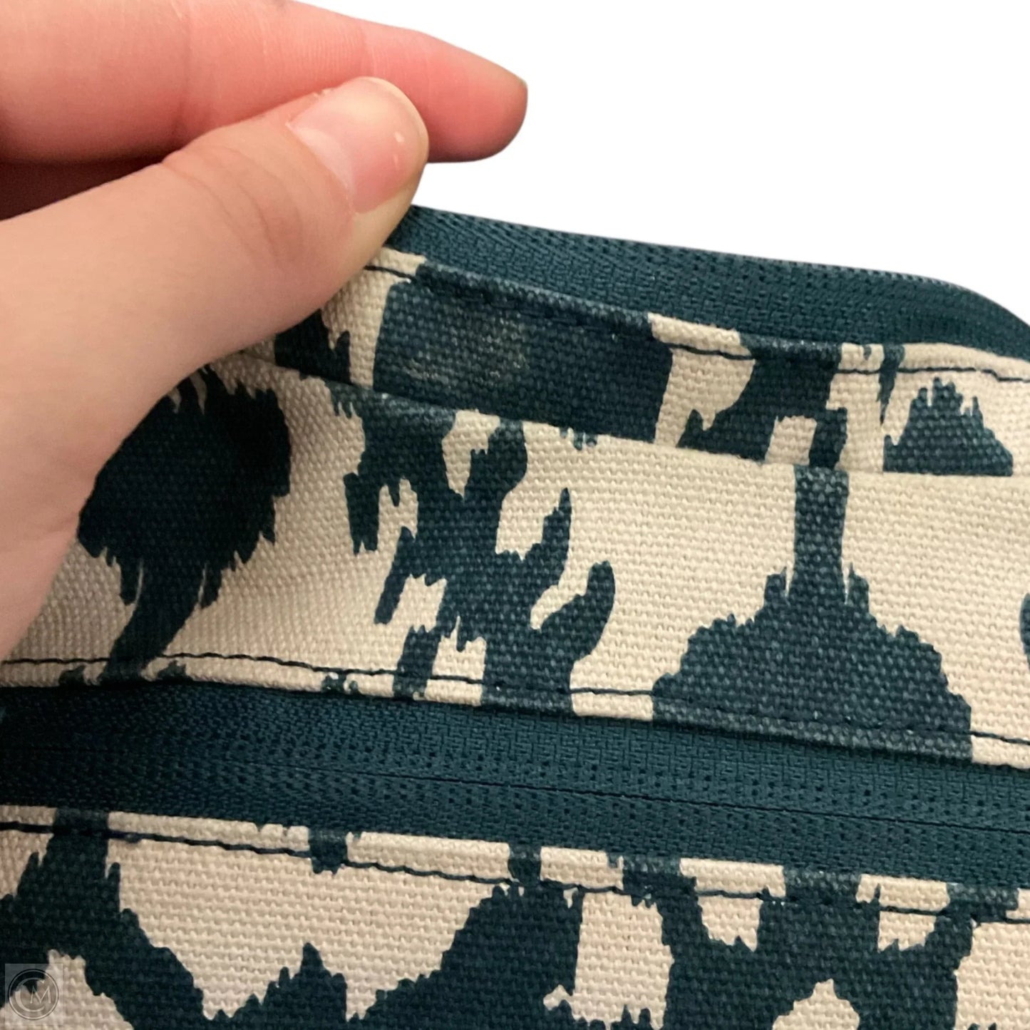 Handbag By Kavu, Size: Medium