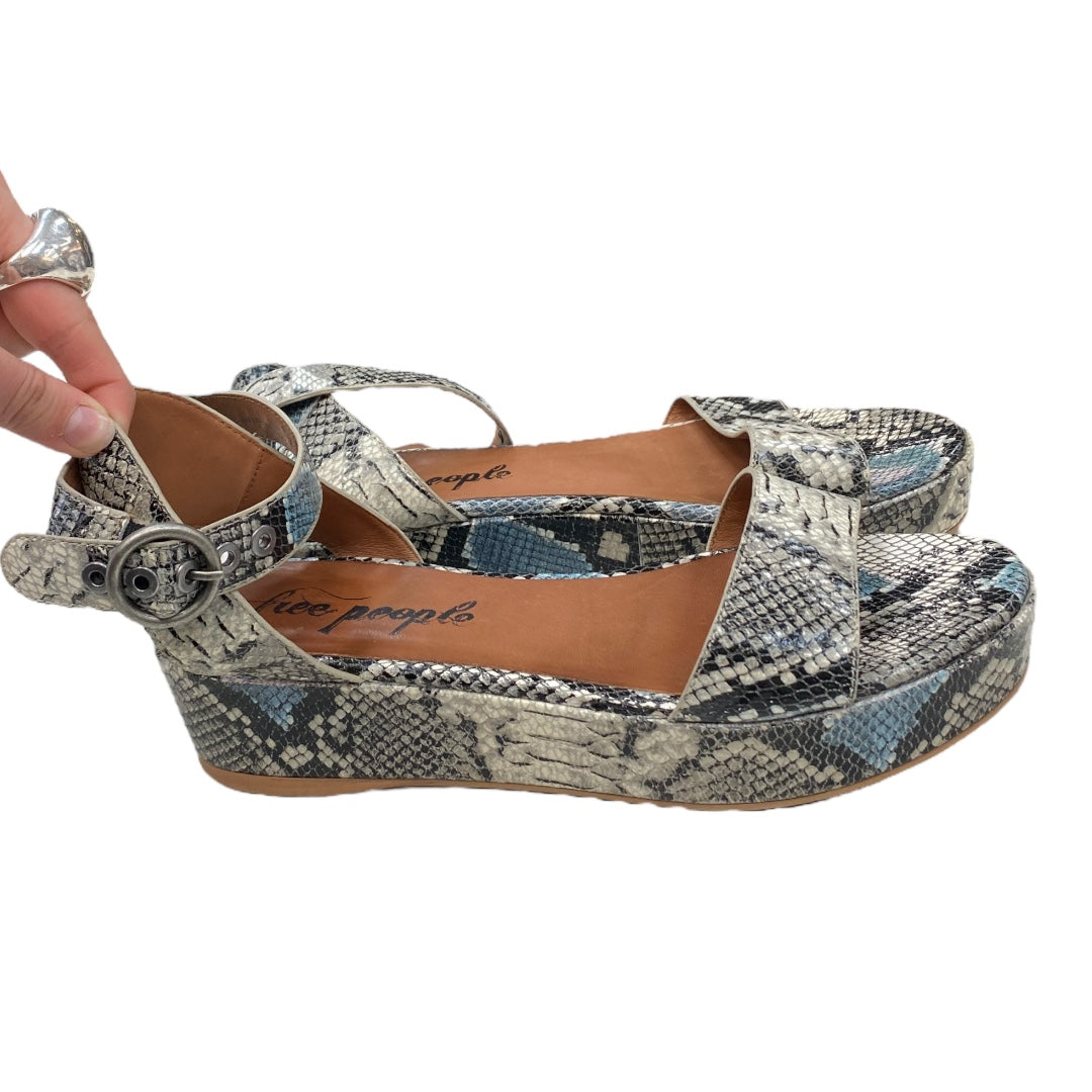 Sandals Flats By Free People In Snakeskin Print, Size:10