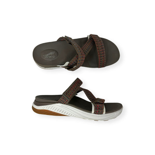 Brown Sandals Flats Dansko, Size 9