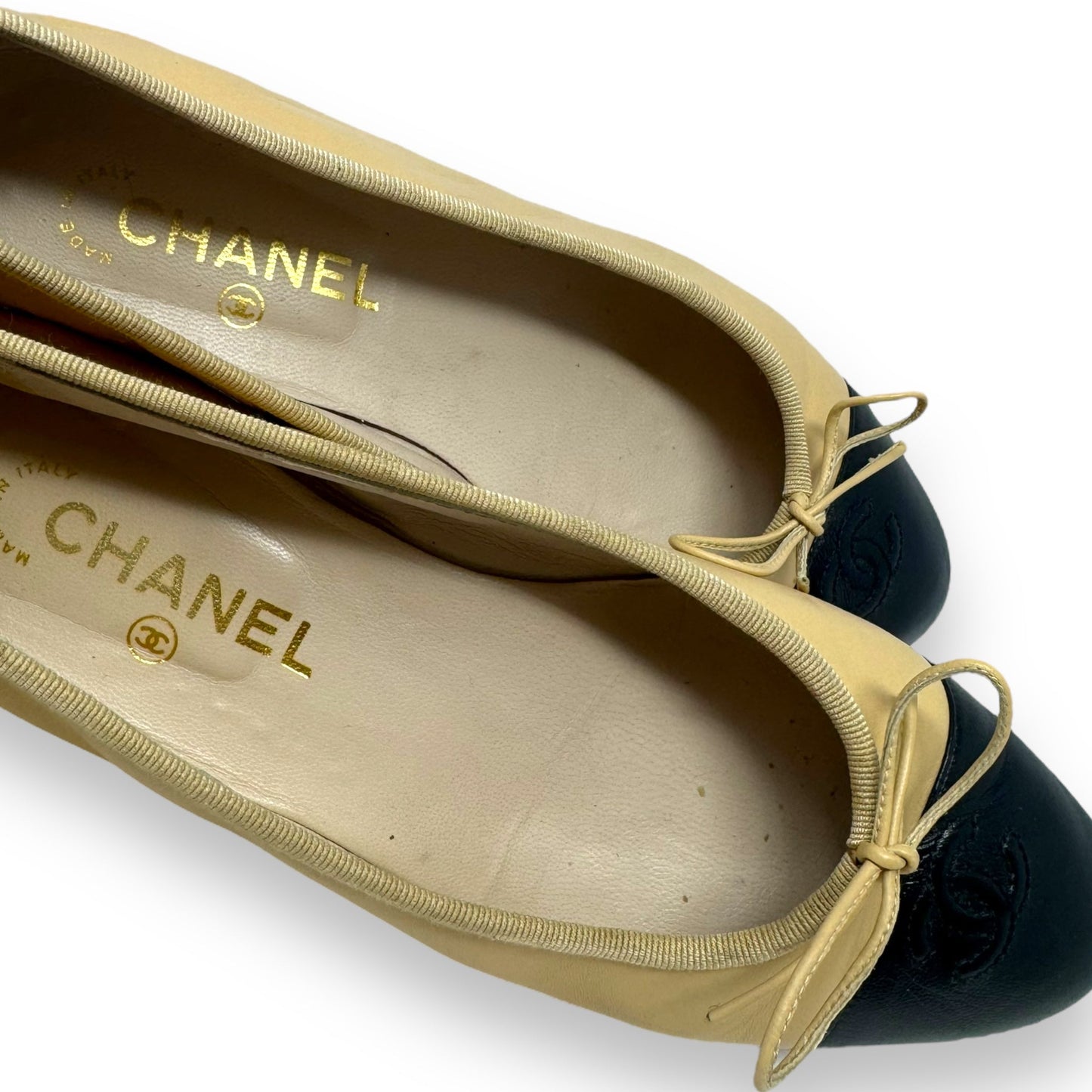 CC Cap Toe Ballerina Flats Luxury Designer By Chanel In Black & Tan, Size: 9