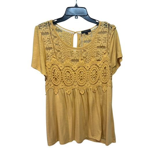 Top Short Sleeve By Signature Studio In Gold, Size: 2x