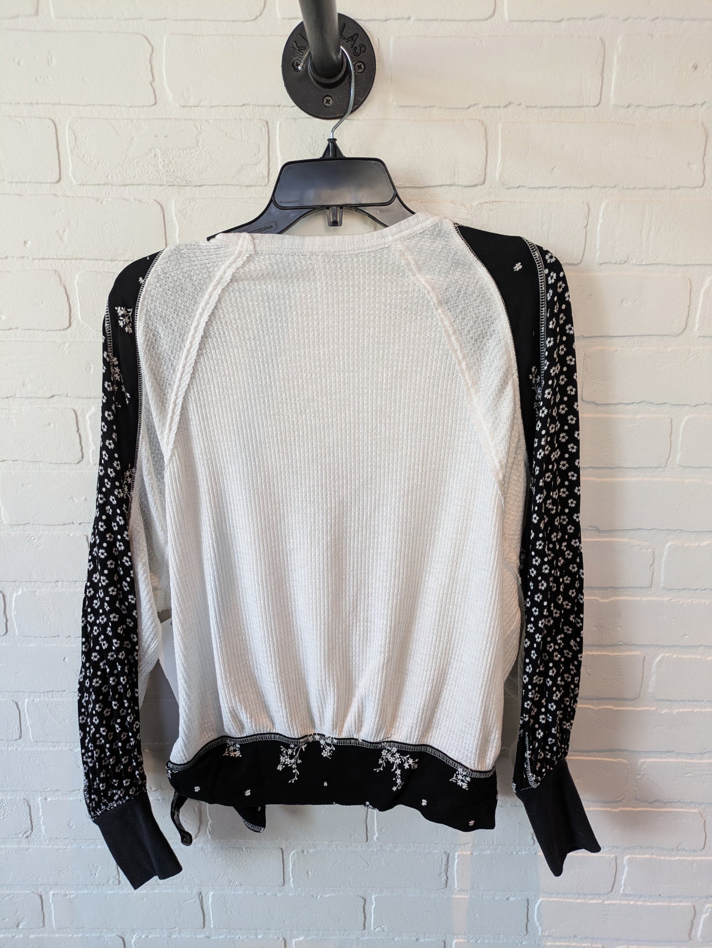 Top Long Sleeve By Free People In Black & White, Size: M