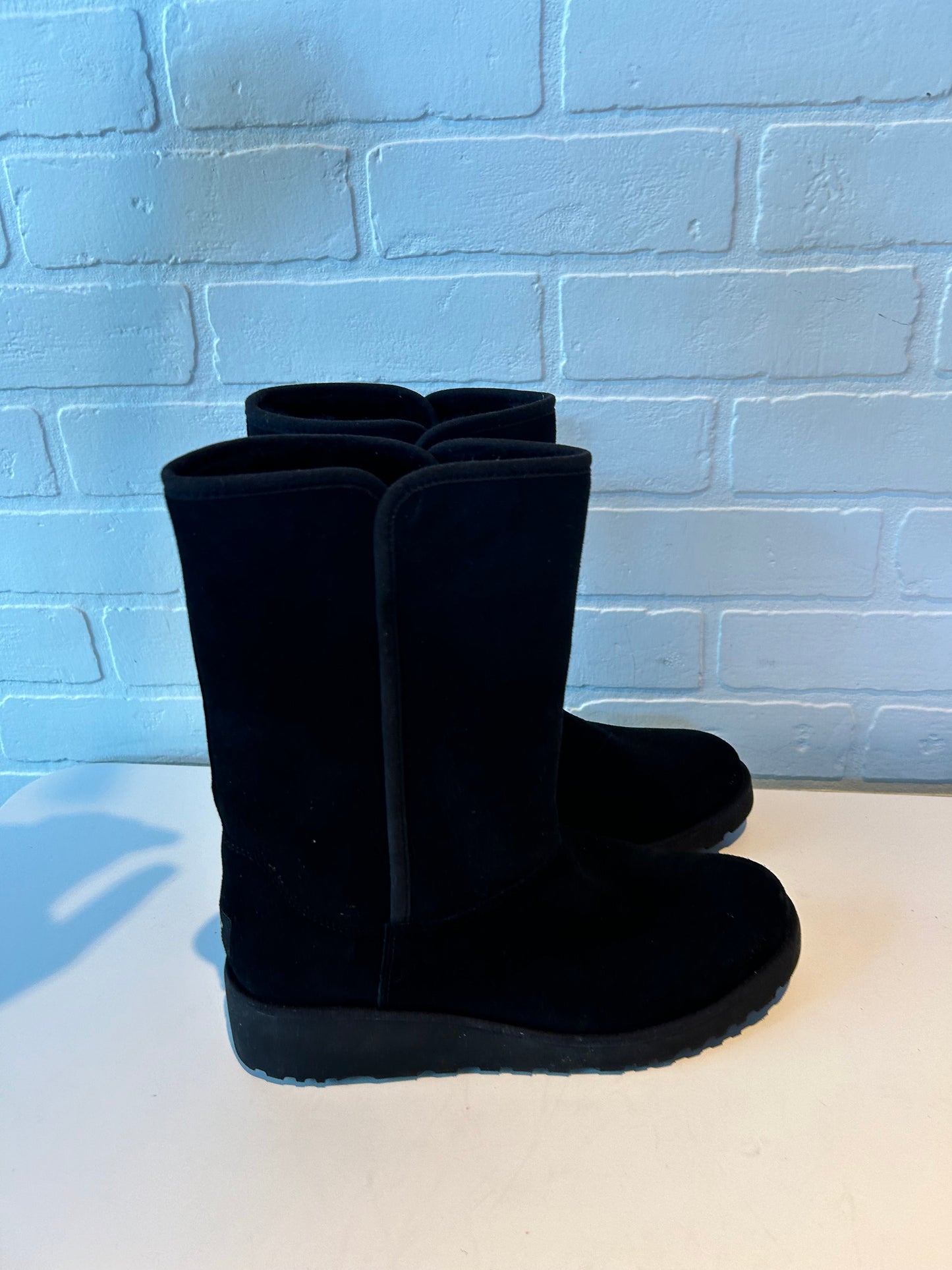 Boots Designer By Ugg In Black, Size: 8.5