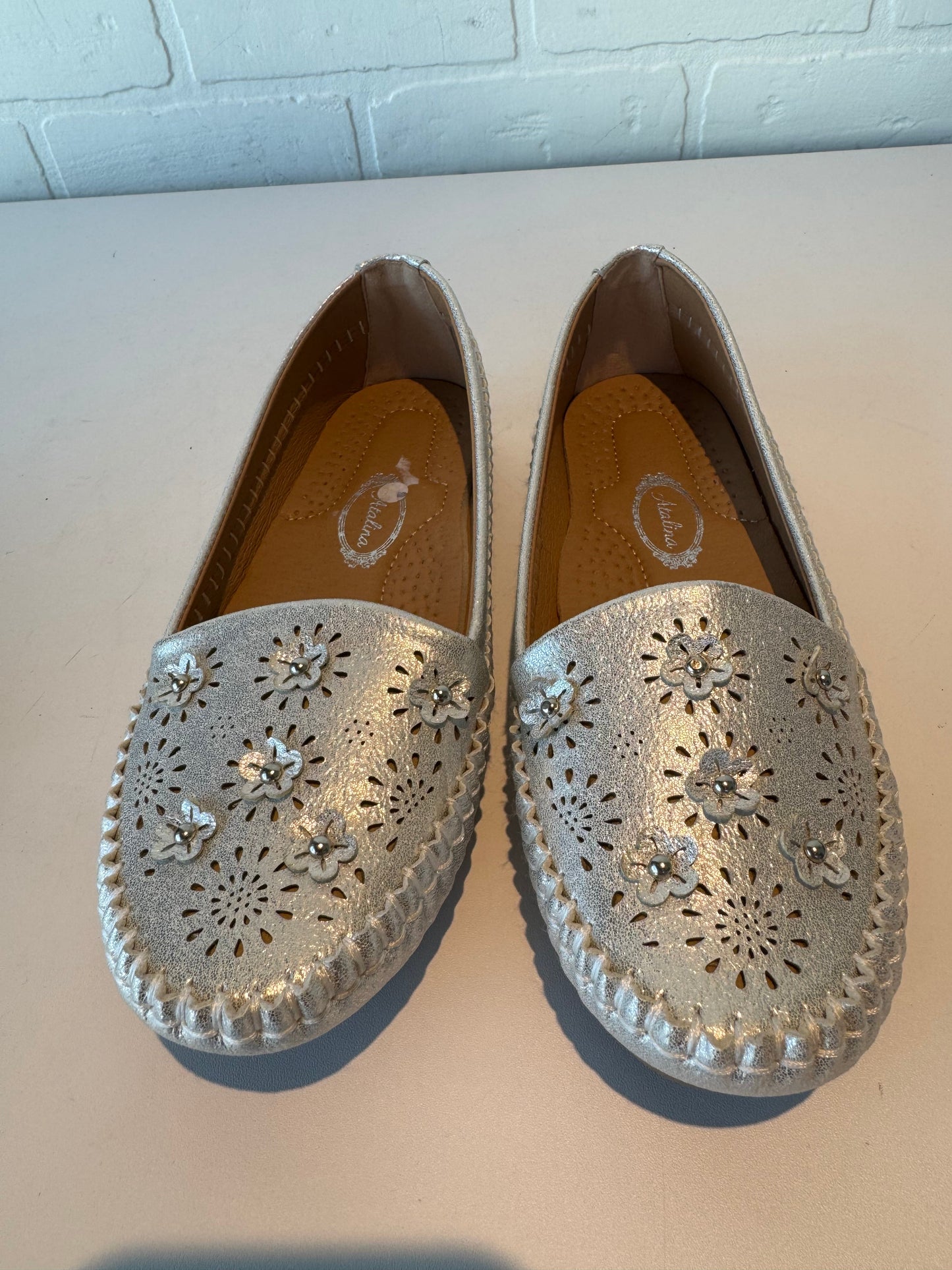 Shoes Flats By Clothes Mentor In Silver, Size: 7