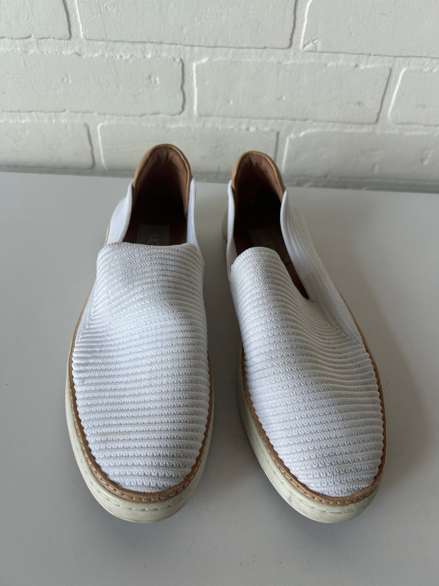 Shoes Designer By Ugg In White, Size: 9