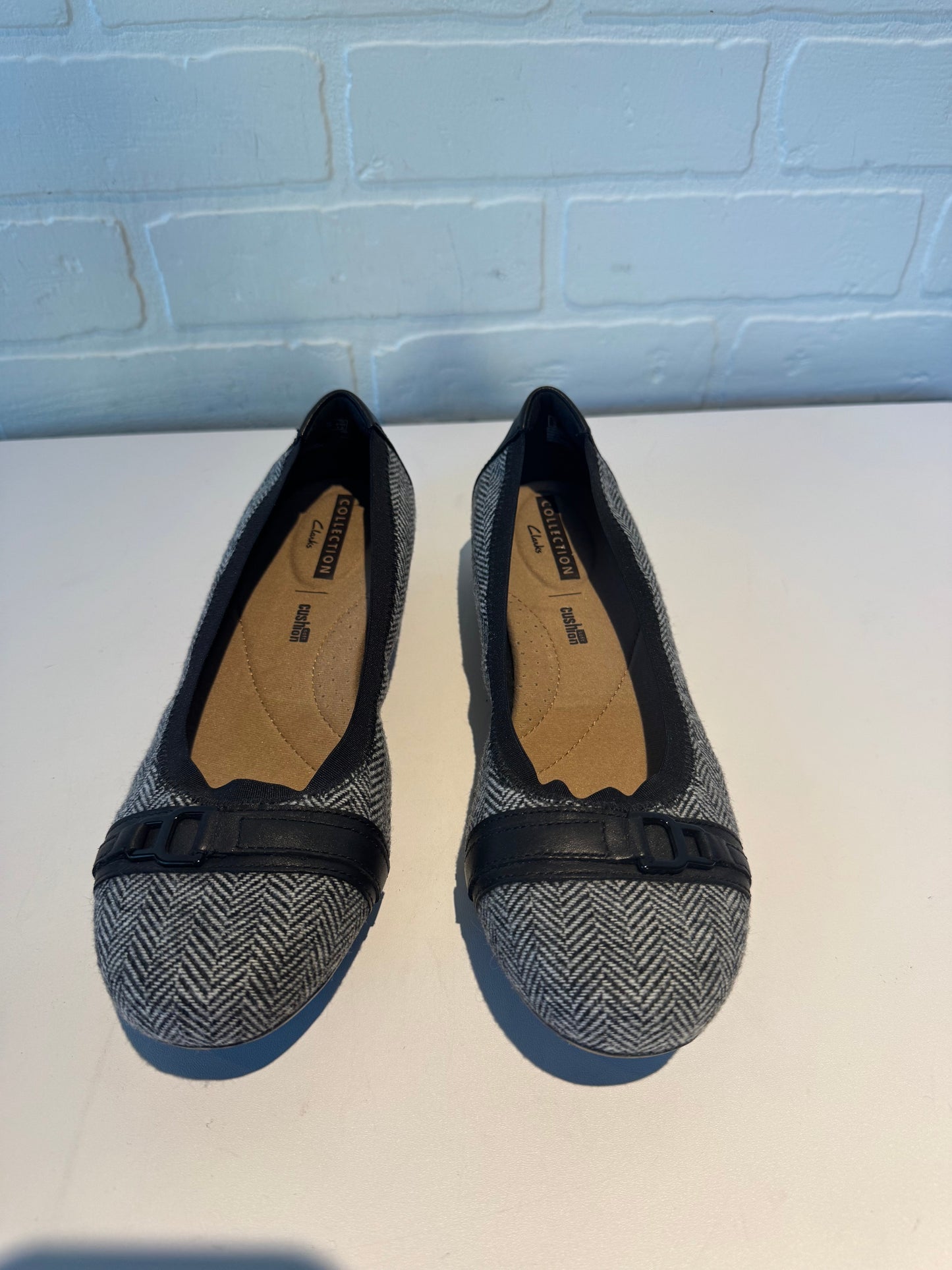 Shoes Flats By Clarks In Black & White, Size: 7.5