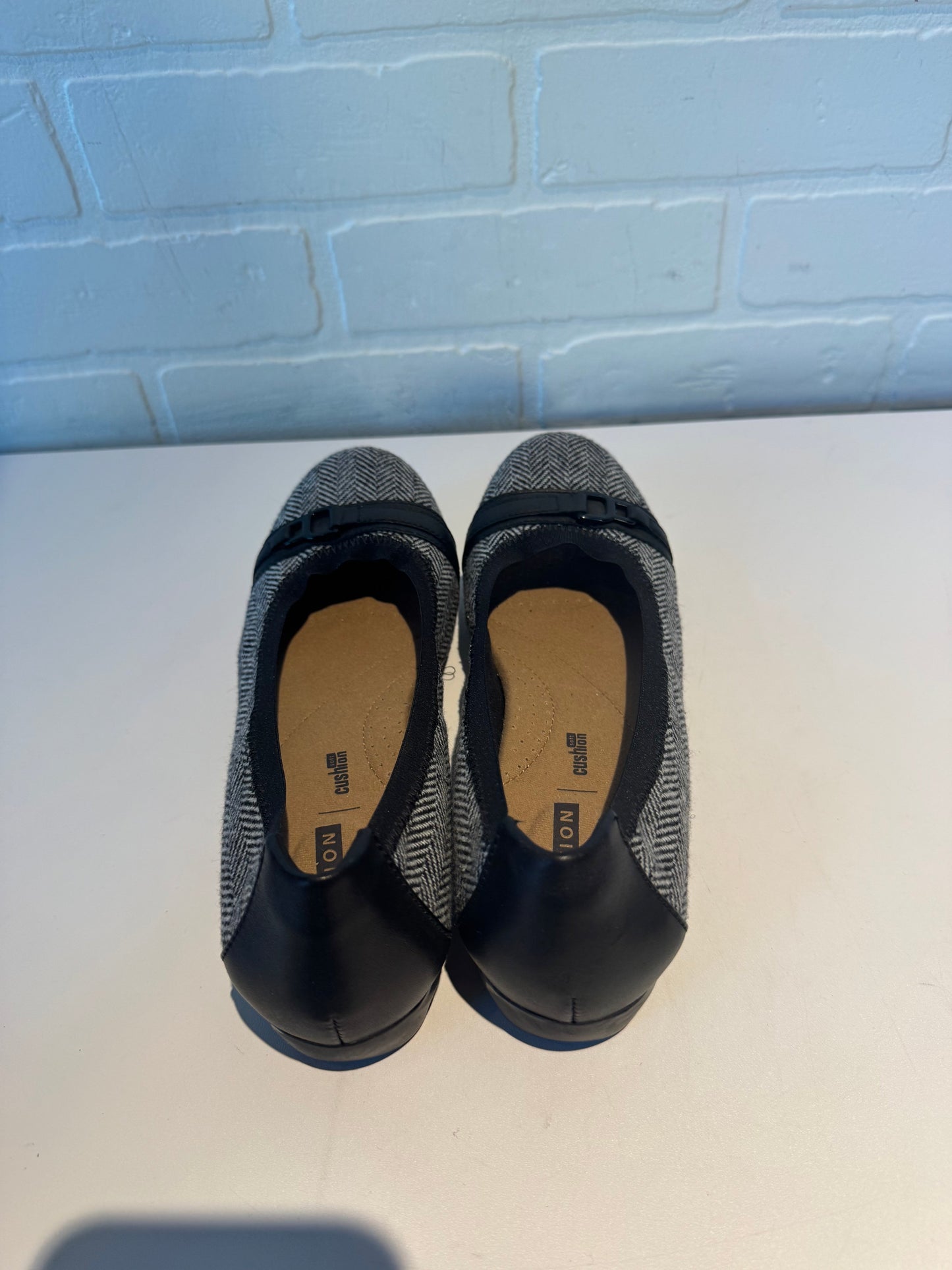 Shoes Flats By Clarks In Black & White, Size: 7.5