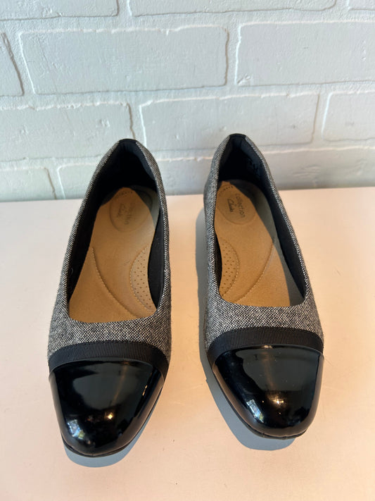 Shoes Flats By Clarks In Black & White, Size: 8