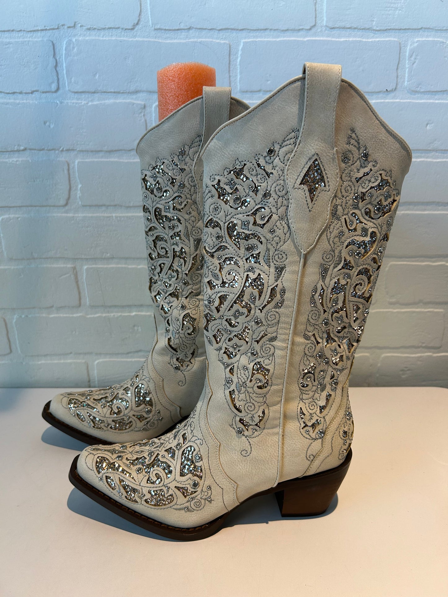 Boots Western By Clothes Mentor In Silver & White, Size: 5.5