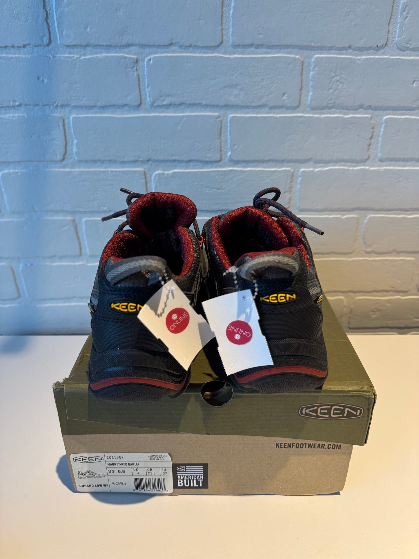 Shoes Hiking By Keen In Grey & Red, Size: 6.5