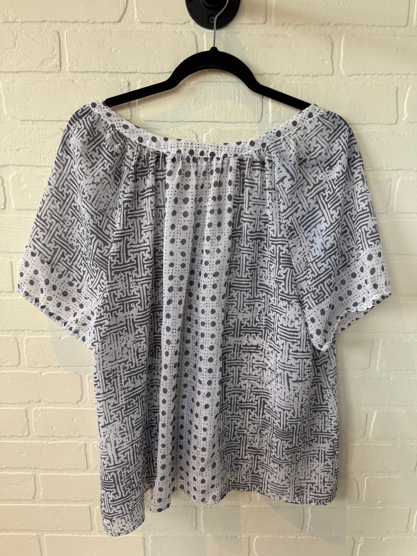 Top Short Sleeve By Christopher And Banks In Grey & White, Size: Xl