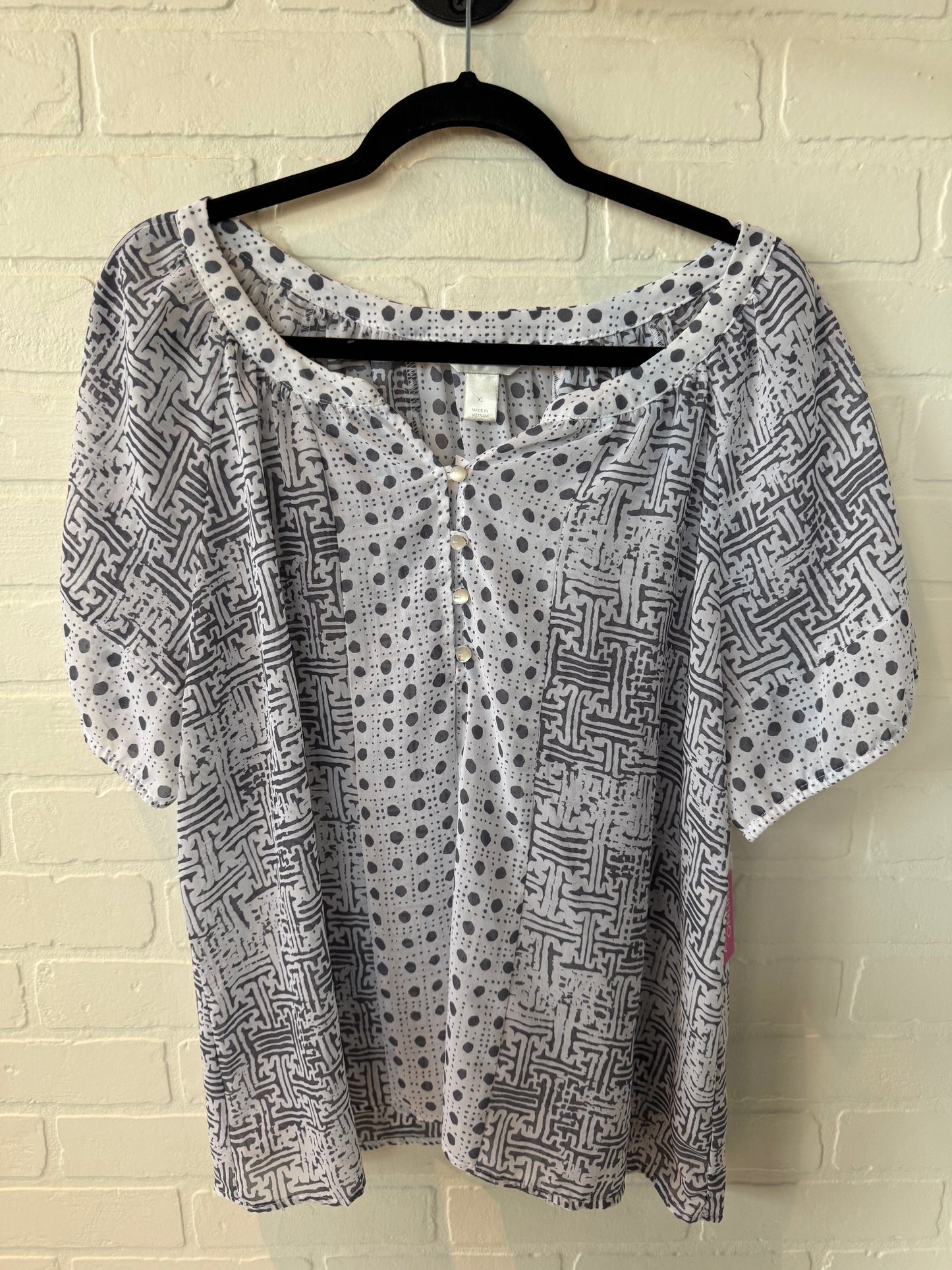 Top Short Sleeve By Christopher And Banks In Grey & White, Size: Xl