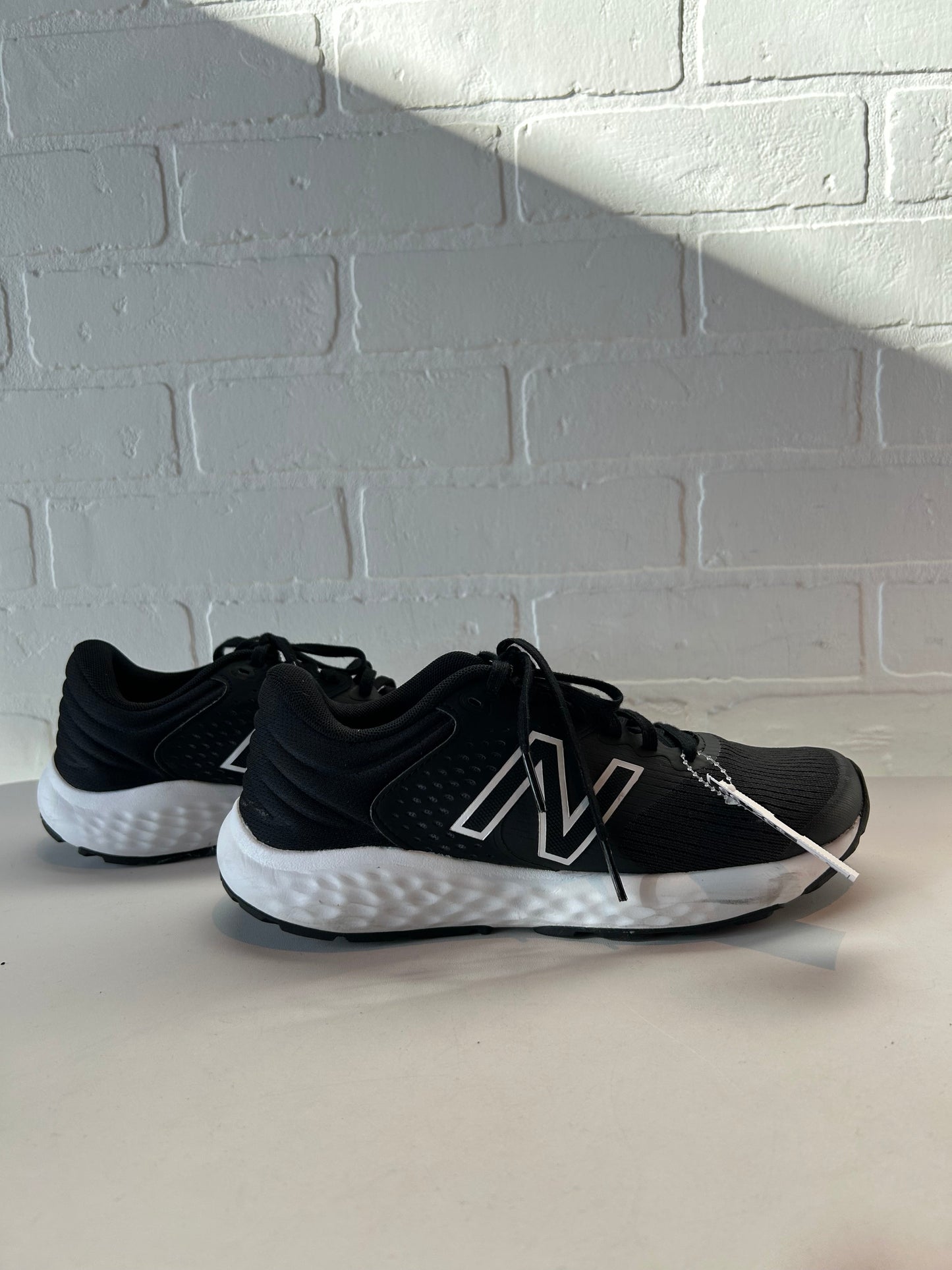 Shoes Athletic By New Balance In Black & White, Size: 7.5