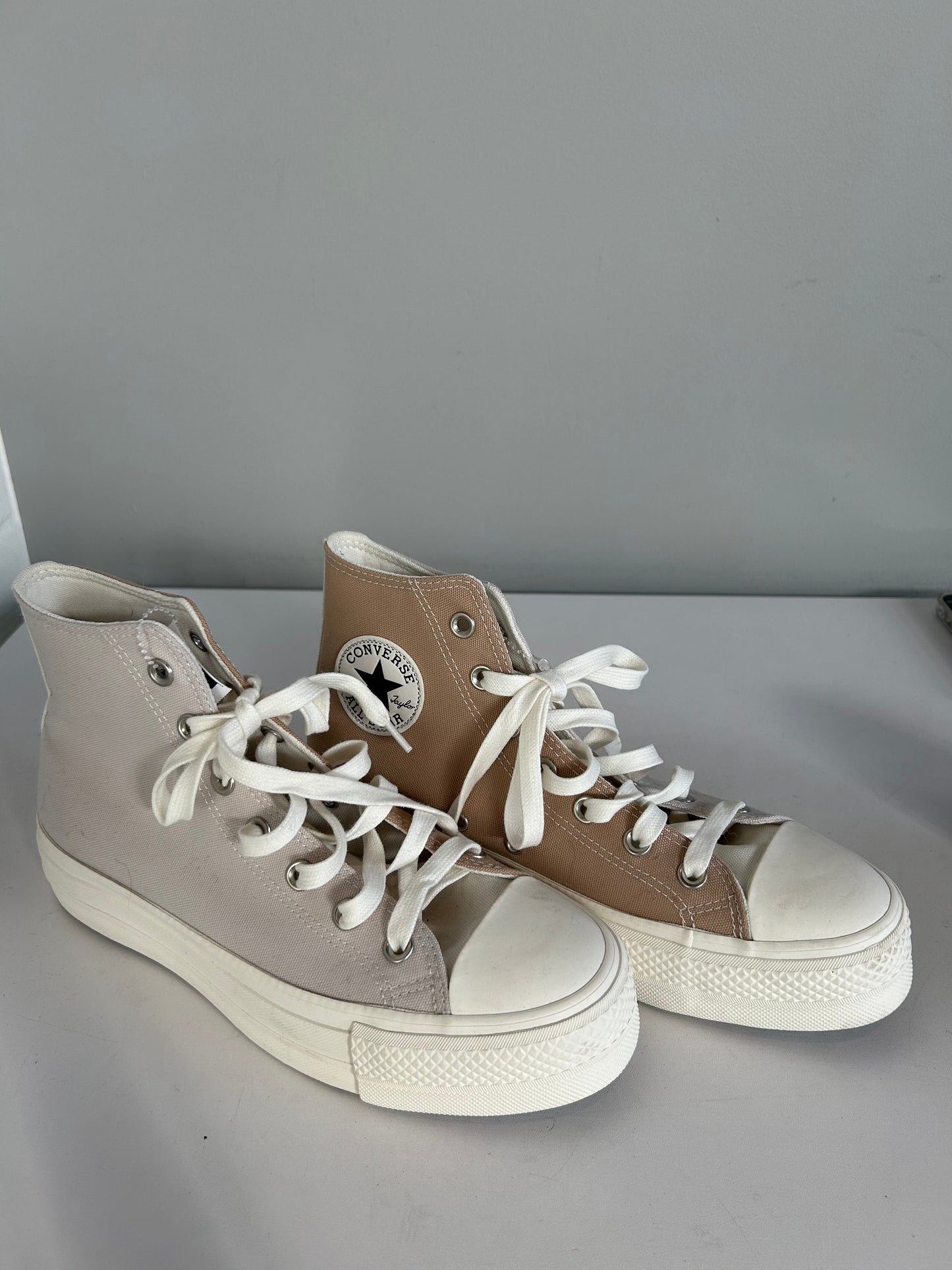 Shoes Sneakers By Converse In Cream & Tan, Size: 8.5