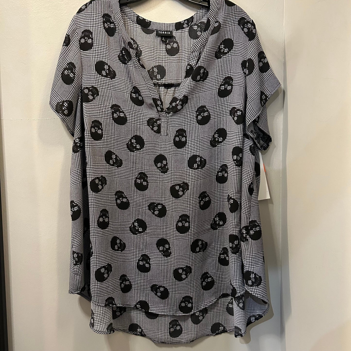 Top Short Sleeve By Torrid In Black & White, Size: 2x