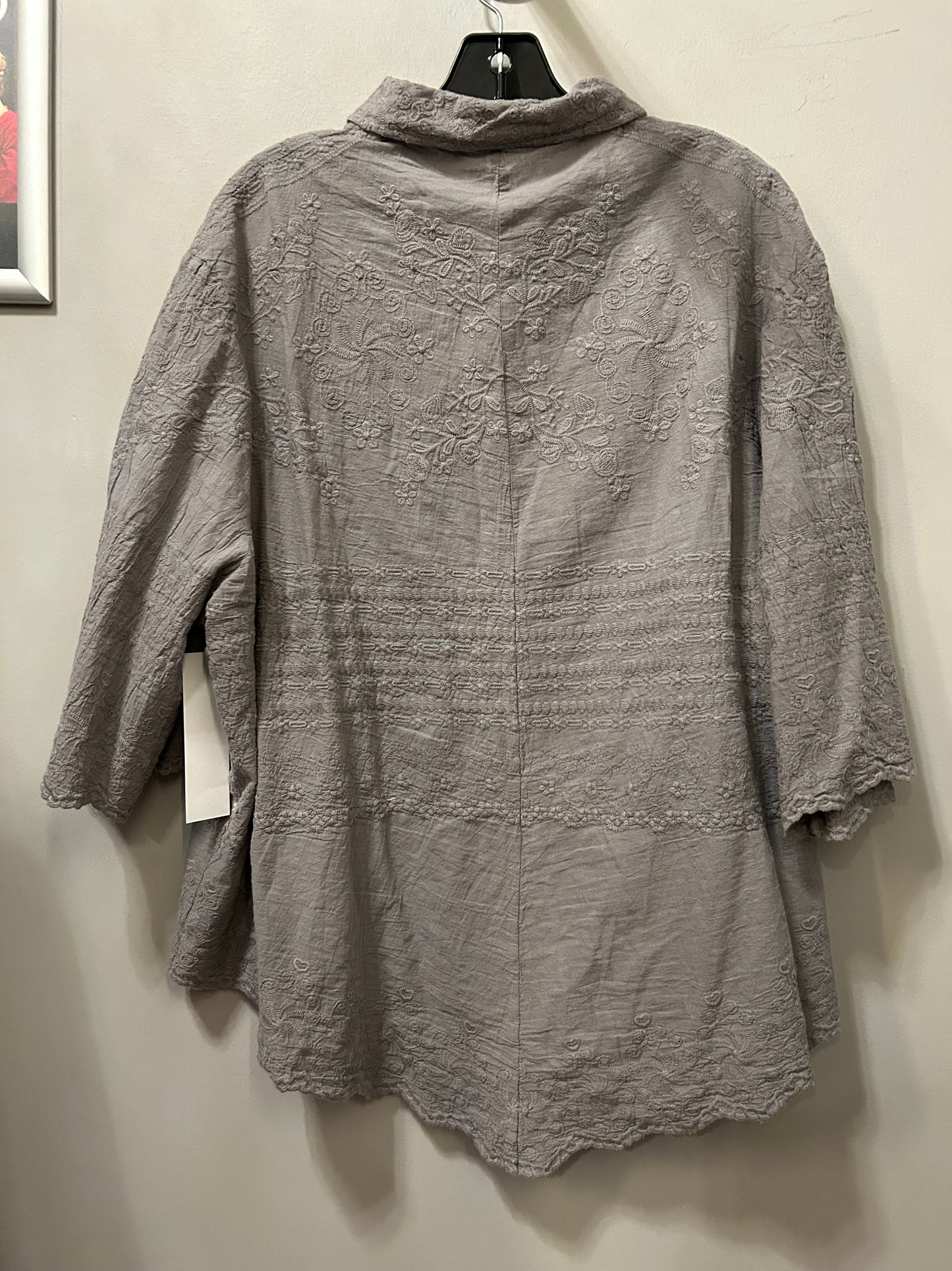 Top Short Sleeve By Solitaire In Grey, Size: 2x